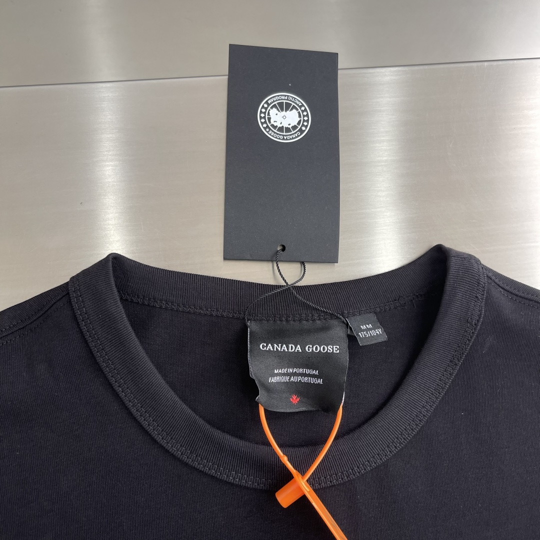 -Canada Goose    徽标短袖定制极地云感针织棉 细腻垂坠 舒适透气 以月光白为底 凝北境清