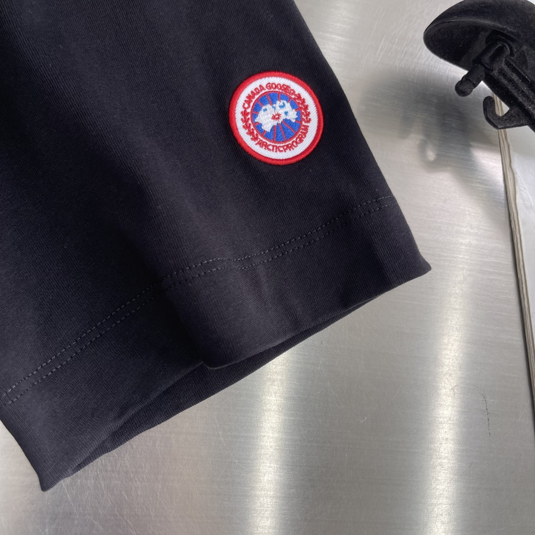 -Canada Goose    徽标短袖定制极地云感针织棉 细腻垂坠 舒适透气 以月光白为底 凝北境清