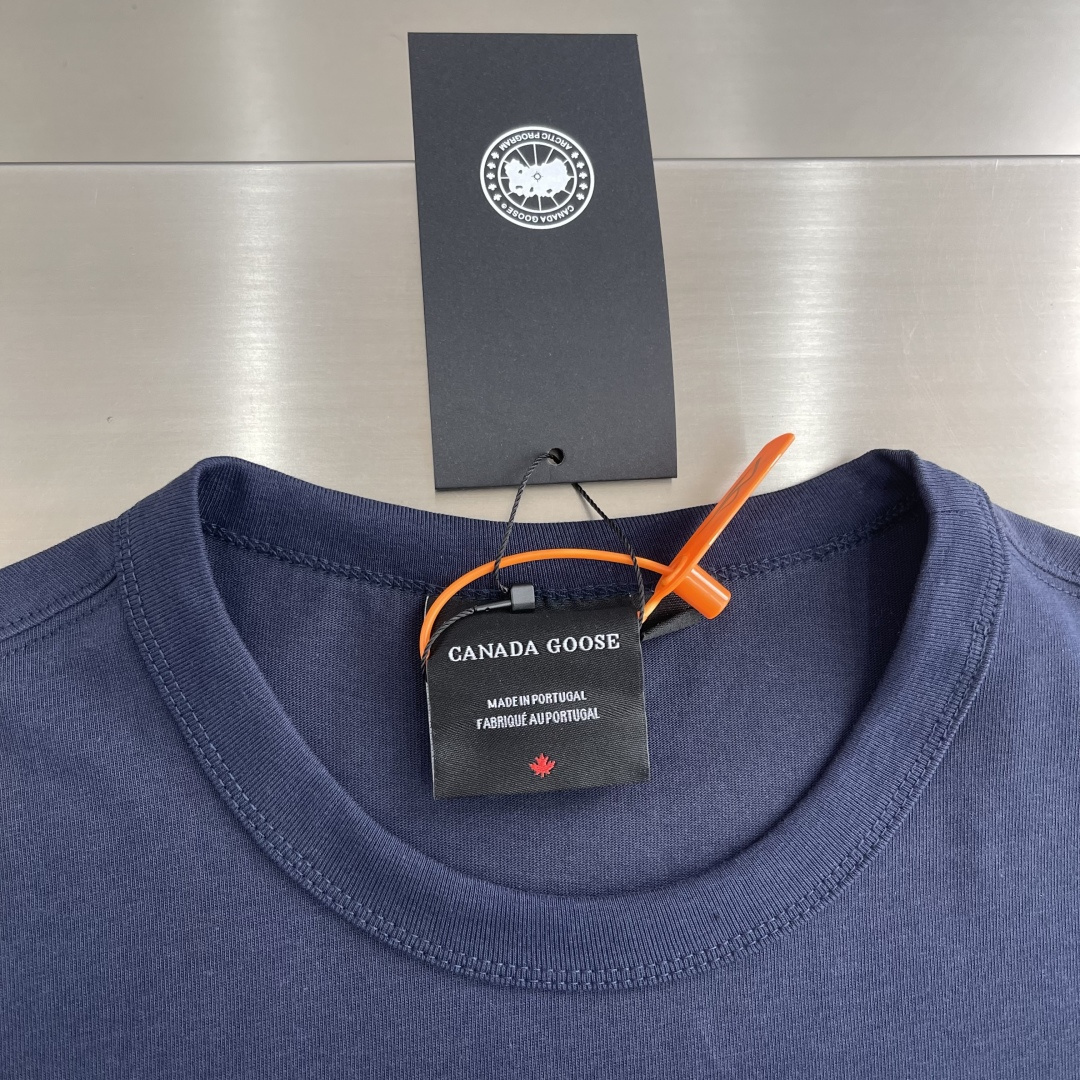 -Canada Goose    徽标短袖定制极地云感针织棉 细腻垂坠 舒适透气 以月光白为底 凝北境清