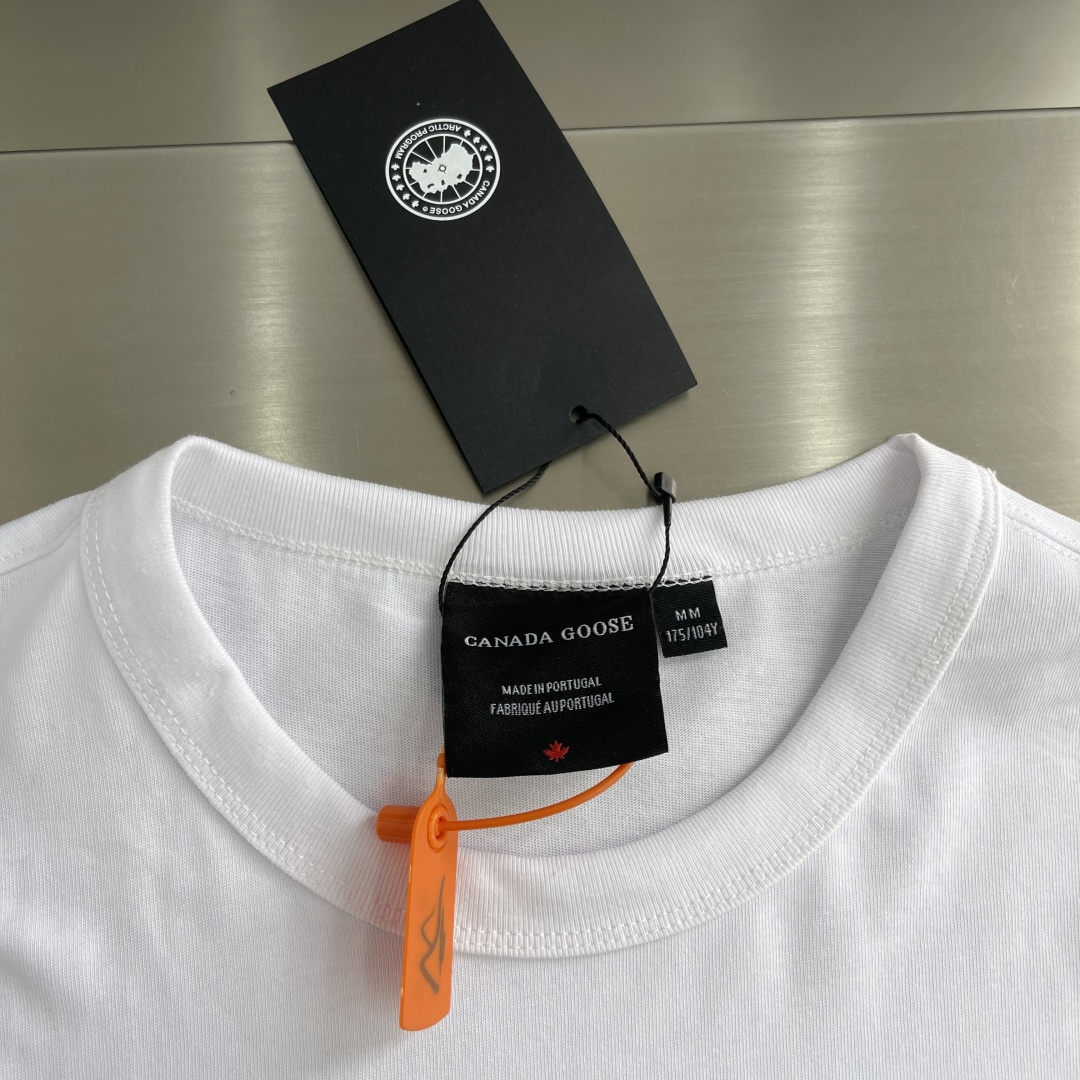 -Canada Goose    徽标短袖定制极地云感针织棉 细腻垂坠 舒适透气 以月光白为底 凝北境清