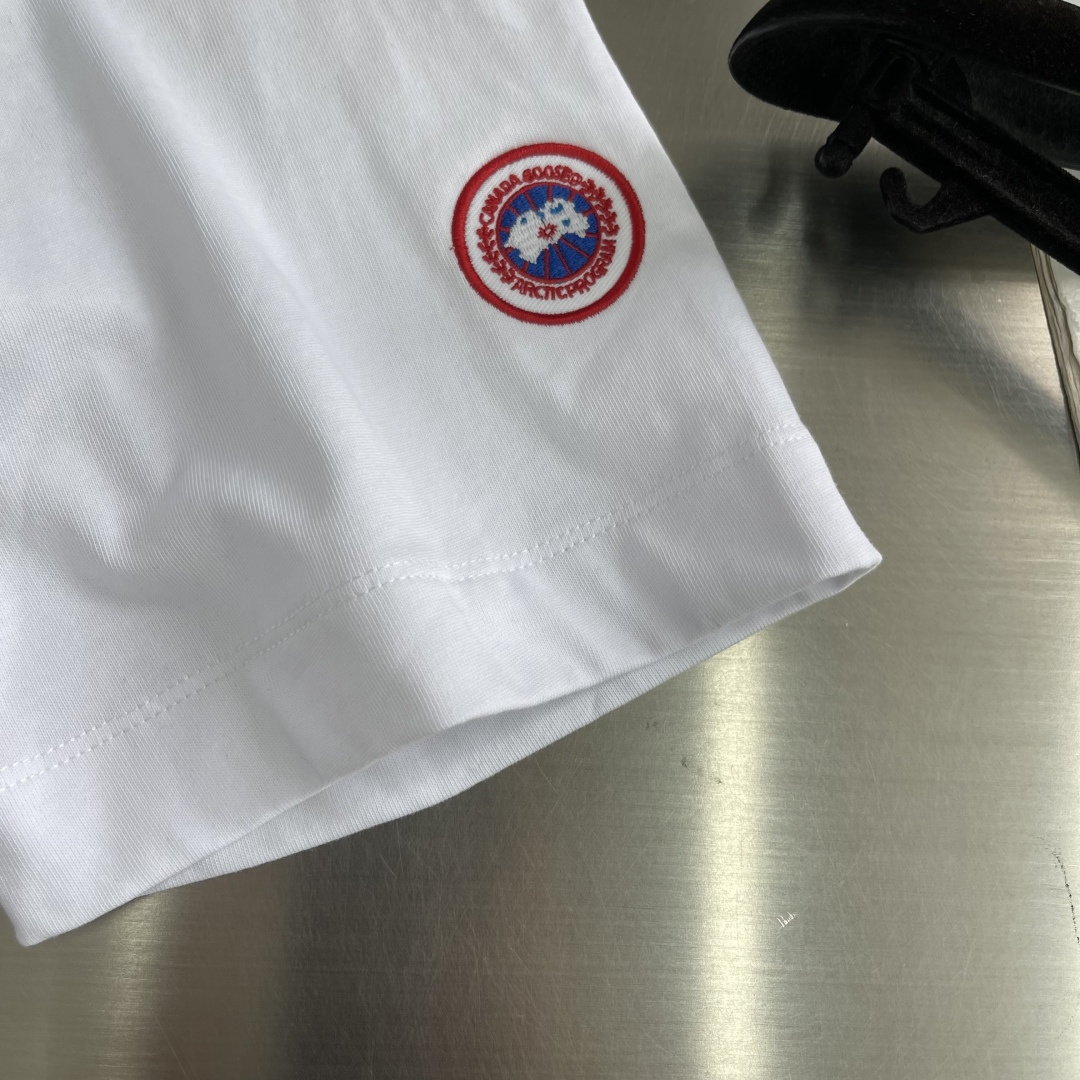 -Canada Goose    徽标短袖定制极地云感针织棉 细腻垂坠 舒适透气 以月光白为底 凝北境清