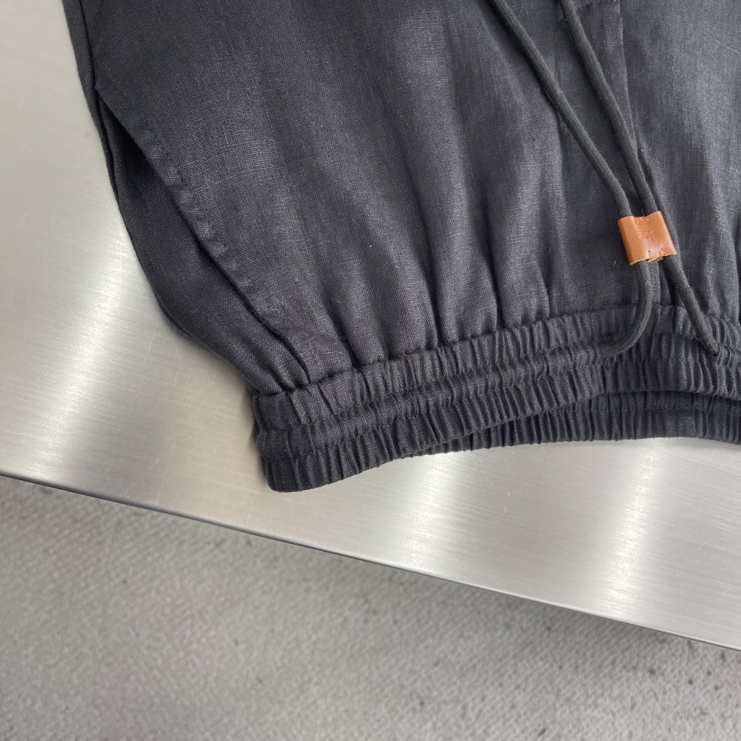 -Loro Piana    100%亚麻皮质扣抽绳休闲长裤一、核心材质与工艺  1. 面料：100%进