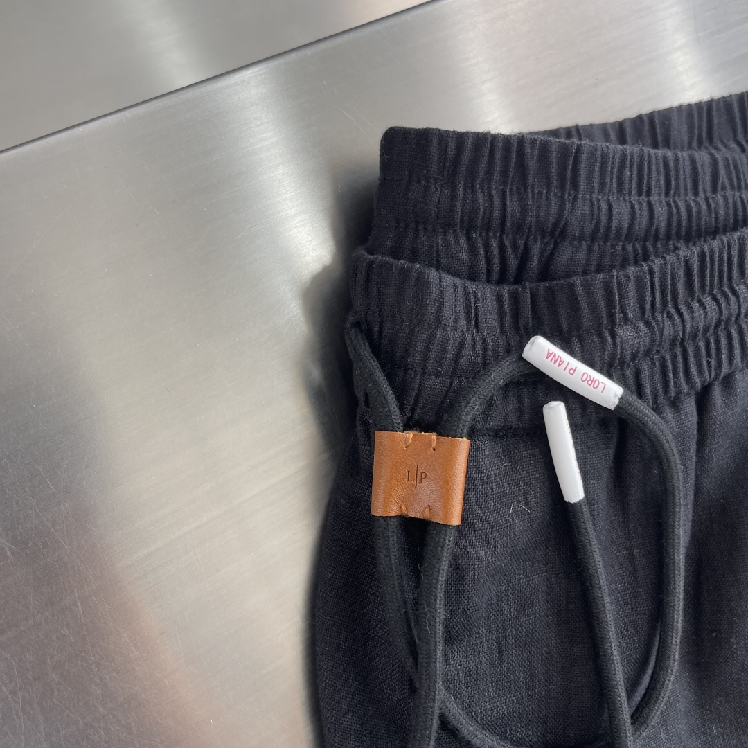 -Loro Piana    100%亚麻皮质扣抽绳休闲长裤一、核心材质与工艺  1. 面料：100%进