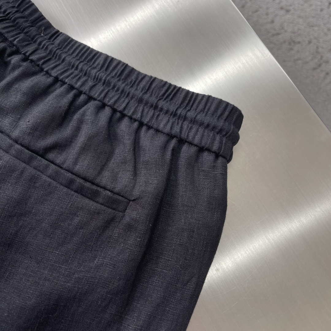 -Loro Piana    100%亚麻皮质扣抽绳休闲长裤一、核心材质与工艺  1. 面料：100%进