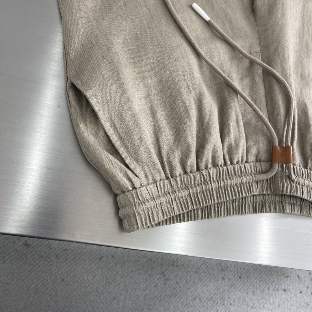 -Loro Piana    100%亚麻皮质扣抽绳休闲长裤一、核心材质与工艺  1. 面料：100%进