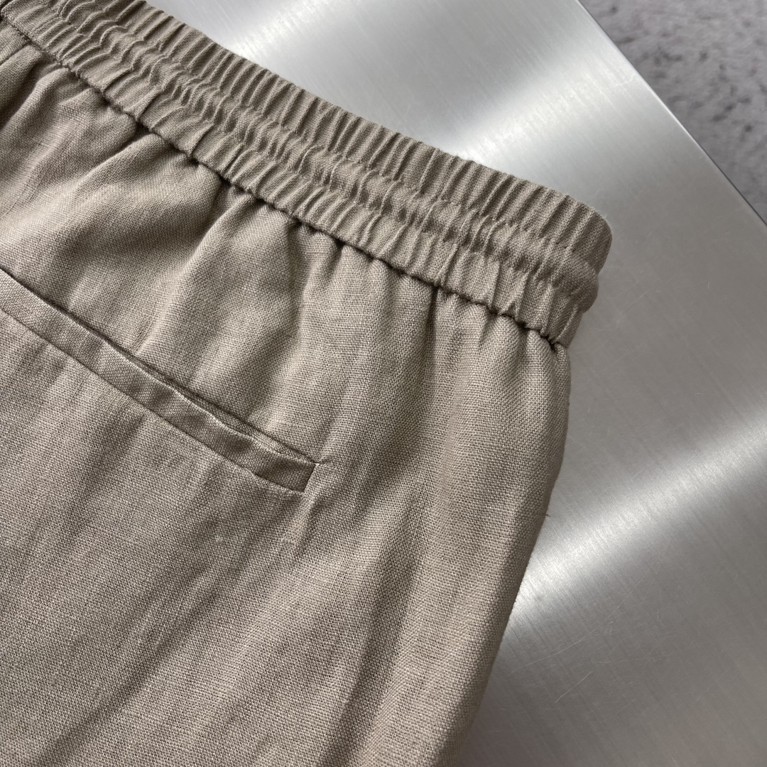 -Loro Piana    100%亚麻皮质扣抽绳休闲长裤一、核心材质与工艺  1. 面料：100%进