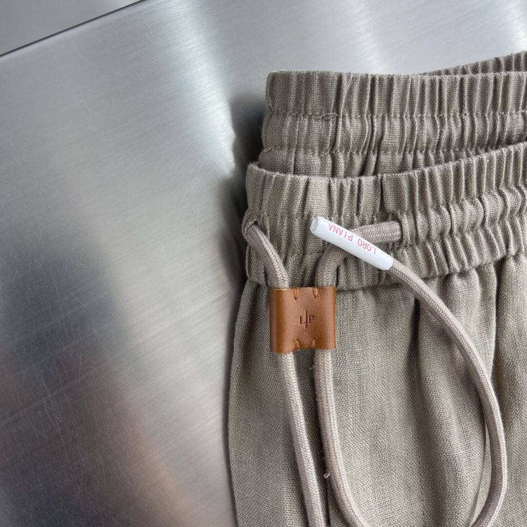 -Loro Piana    100%亚麻皮质扣抽绳休闲长裤一、核心材质与工艺  1. 面料：100%进