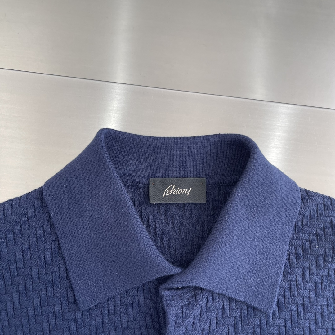 -Brioni     针织Polo衫 以菱形编织纹理构成主体，凹凸起伏的肌理如同微型浮雕，在光线下呈现