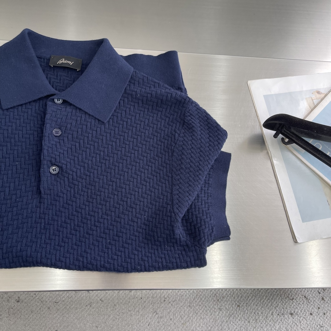 -Brioni     针织Polo衫 以菱形编织纹理构成主体，凹凸起伏的肌理如同微型浮雕，在光线下呈现
