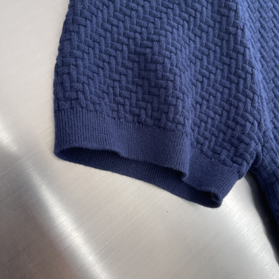 -Brioni     针织Polo衫 以菱形编织纹理构成主体，凹凸起伏的肌理如同微型浮雕，在光线下呈现