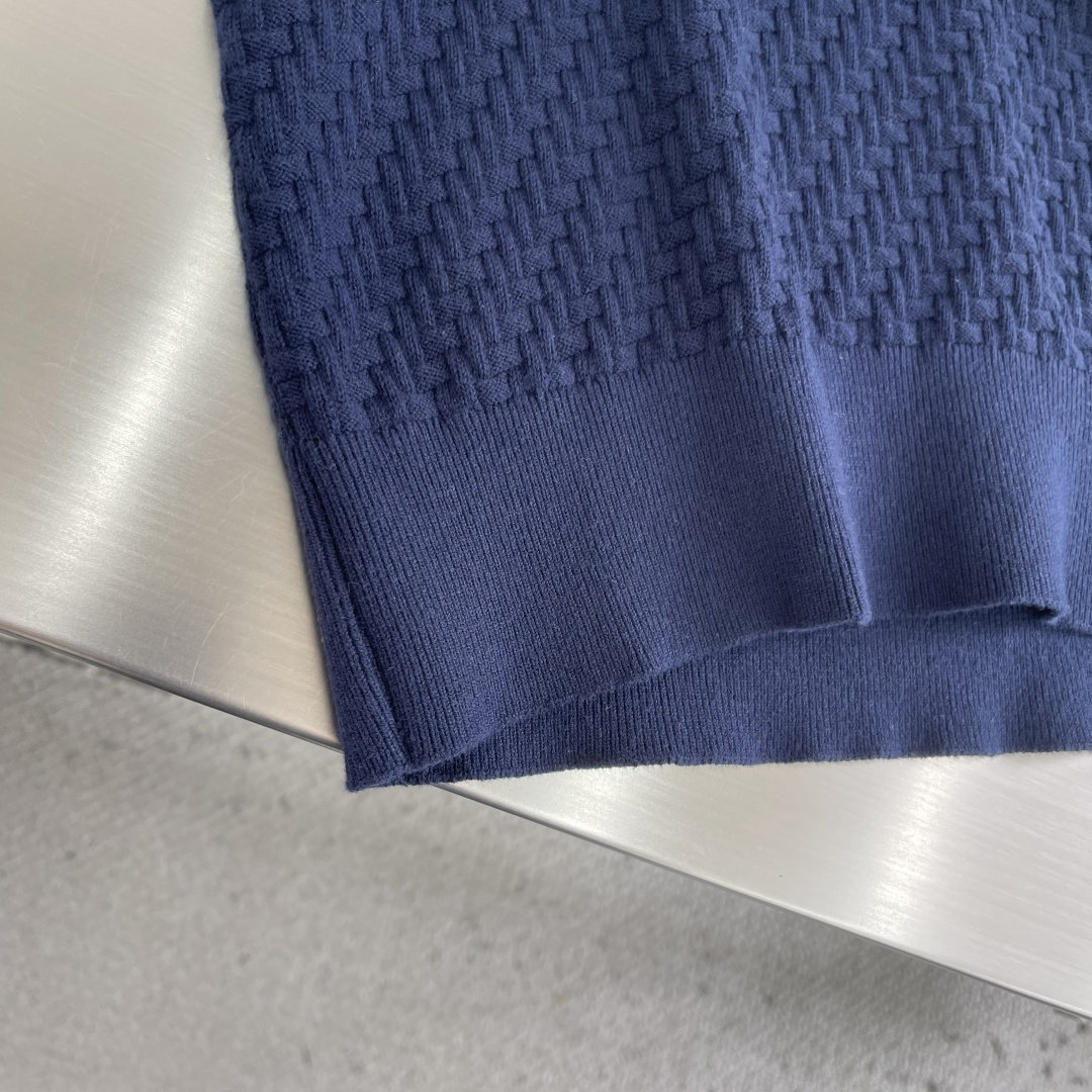 -Brioni     针织Polo衫 以菱形编织纹理构成主体，凹凸起伏的肌理如同微型浮雕，在光线下呈现