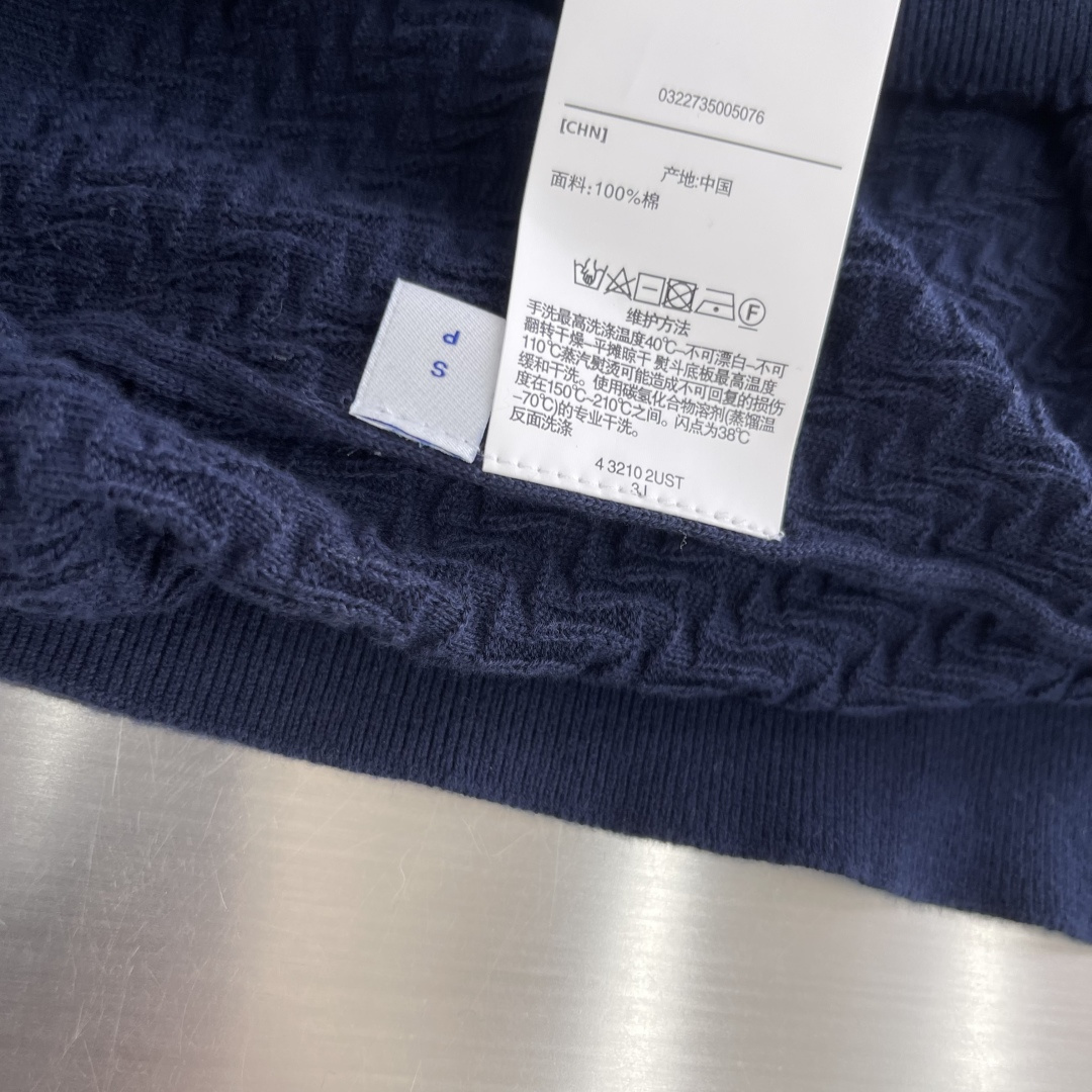-Brioni     针织Polo衫 以菱形编织纹理构成主体，凹凸起伏的肌理如同微型浮雕，在光线下呈现