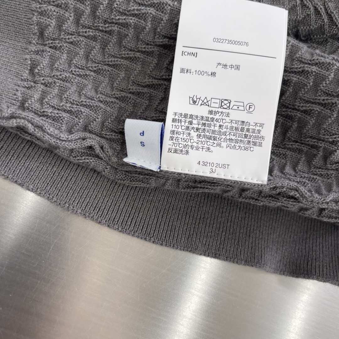 -Brioni     针织Polo衫 以菱形编织纹理构成主体，凹凸起伏的肌理如同微型浮雕，在光线下呈现