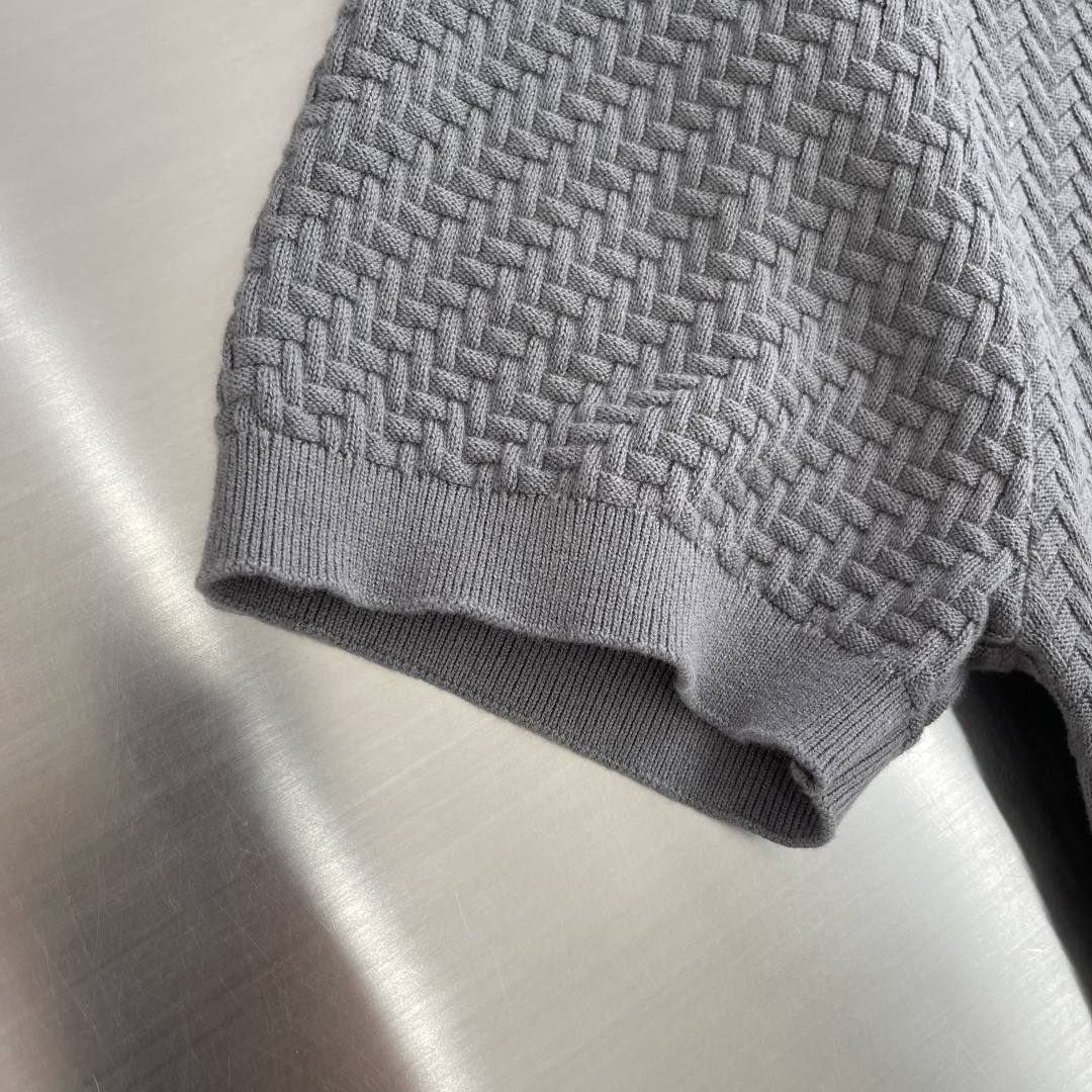 -Brioni     针织Polo衫 以菱形编织纹理构成主体，凹凸起伏的肌理如同微型浮雕，在光线下呈现