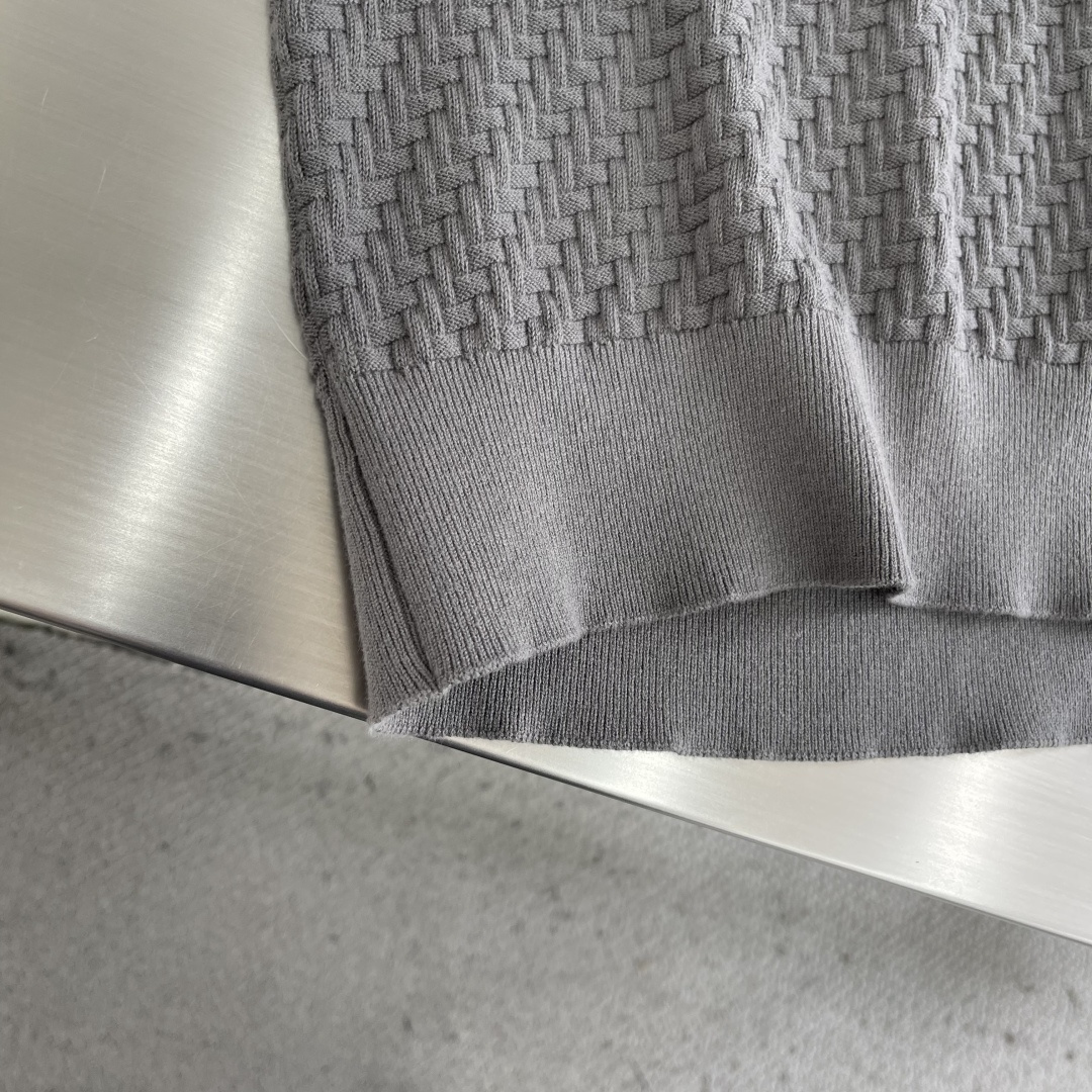 -Brioni     针织Polo衫 以菱形编织纹理构成主体，凹凸起伏的肌理如同微型浮雕，在光线下呈现