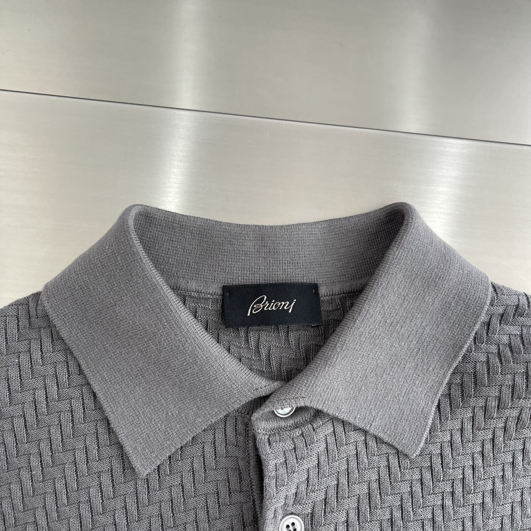 -Brioni     针织Polo衫 以菱形编织纹理构成主体，凹凸起伏的肌理如同微型浮雕，在光线下呈现
