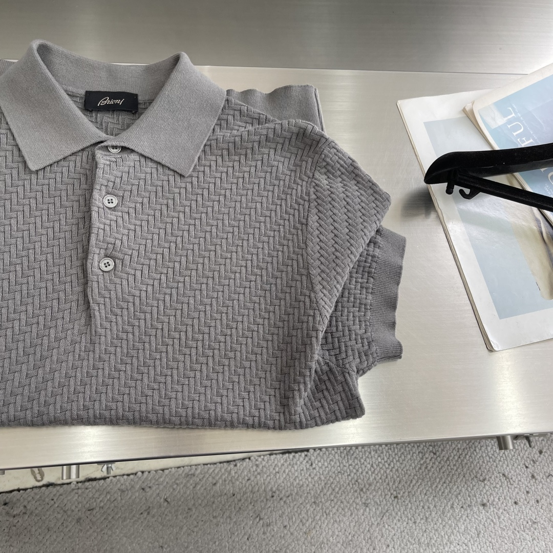 -Brioni     针织Polo衫 以菱形编织纹理构成主体，凹凸起伏的肌理如同微型浮雕，在光线下呈现