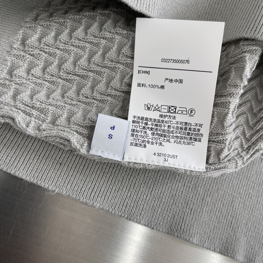 -Brioni     针织Polo衫 以菱形编织纹理构成主体，凹凸起伏的肌理如同微型浮雕，在光线下呈现