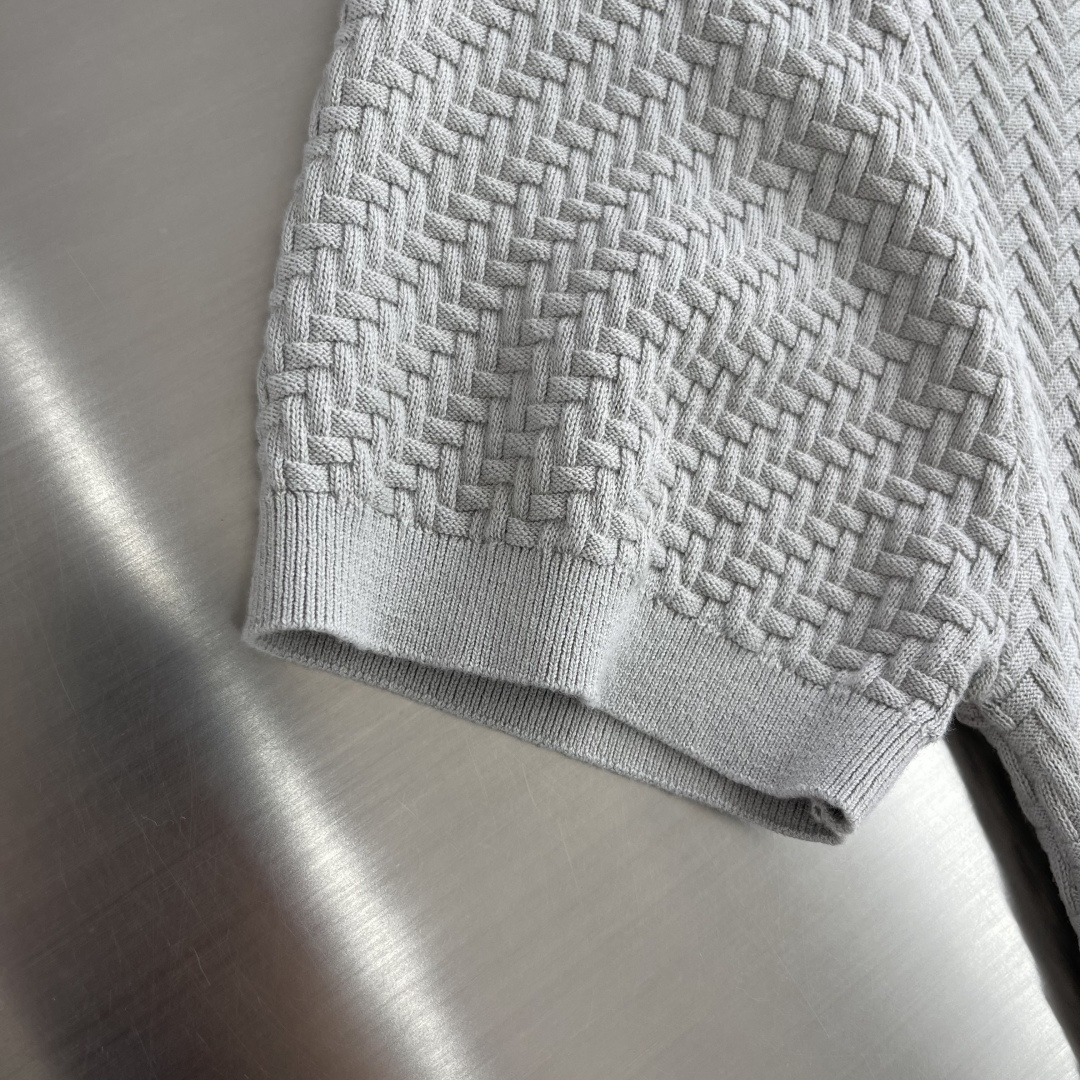 -Brioni     针织Polo衫 以菱形编织纹理构成主体，凹凸起伏的肌理如同微型浮雕，在光线下呈现