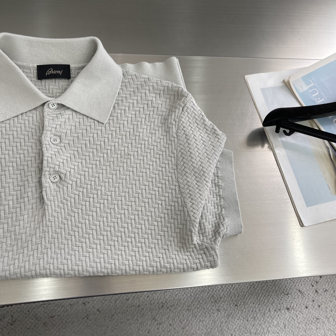 -Brioni     针织Polo衫 以菱形编织纹理构成主体，凹凸起伏的肌理如同微型浮雕，在光线下呈现