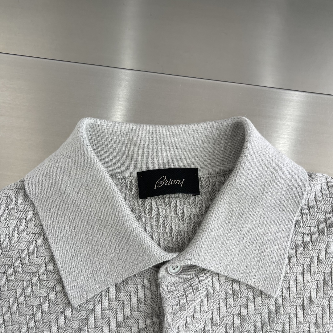 -Brioni     针织Polo衫 以菱形编织纹理构成主体，凹凸起伏的肌理如同微型浮雕，在光线下呈现