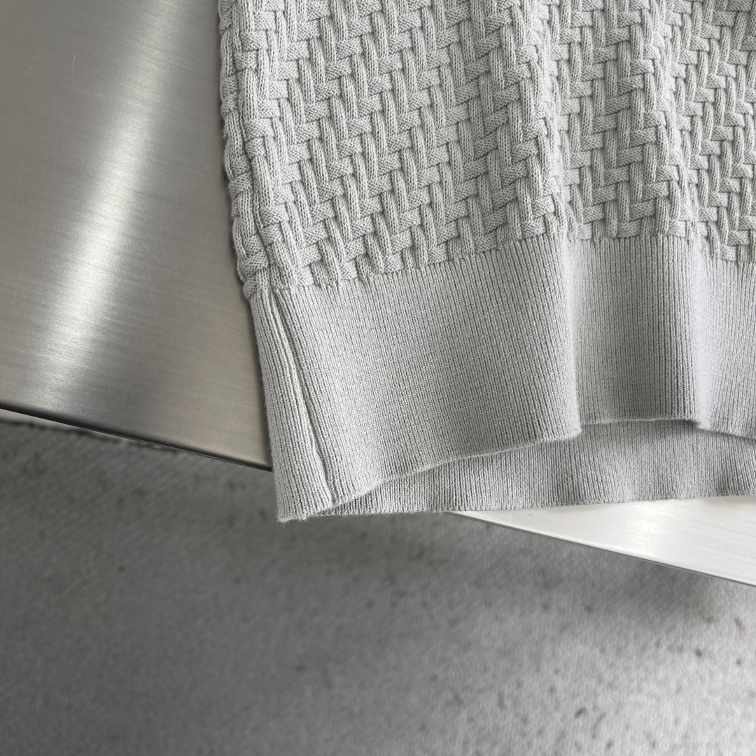 -Brioni     针织Polo衫 以菱形编织纹理构成主体，凹凸起伏的肌理如同微型浮雕，在光线下呈现