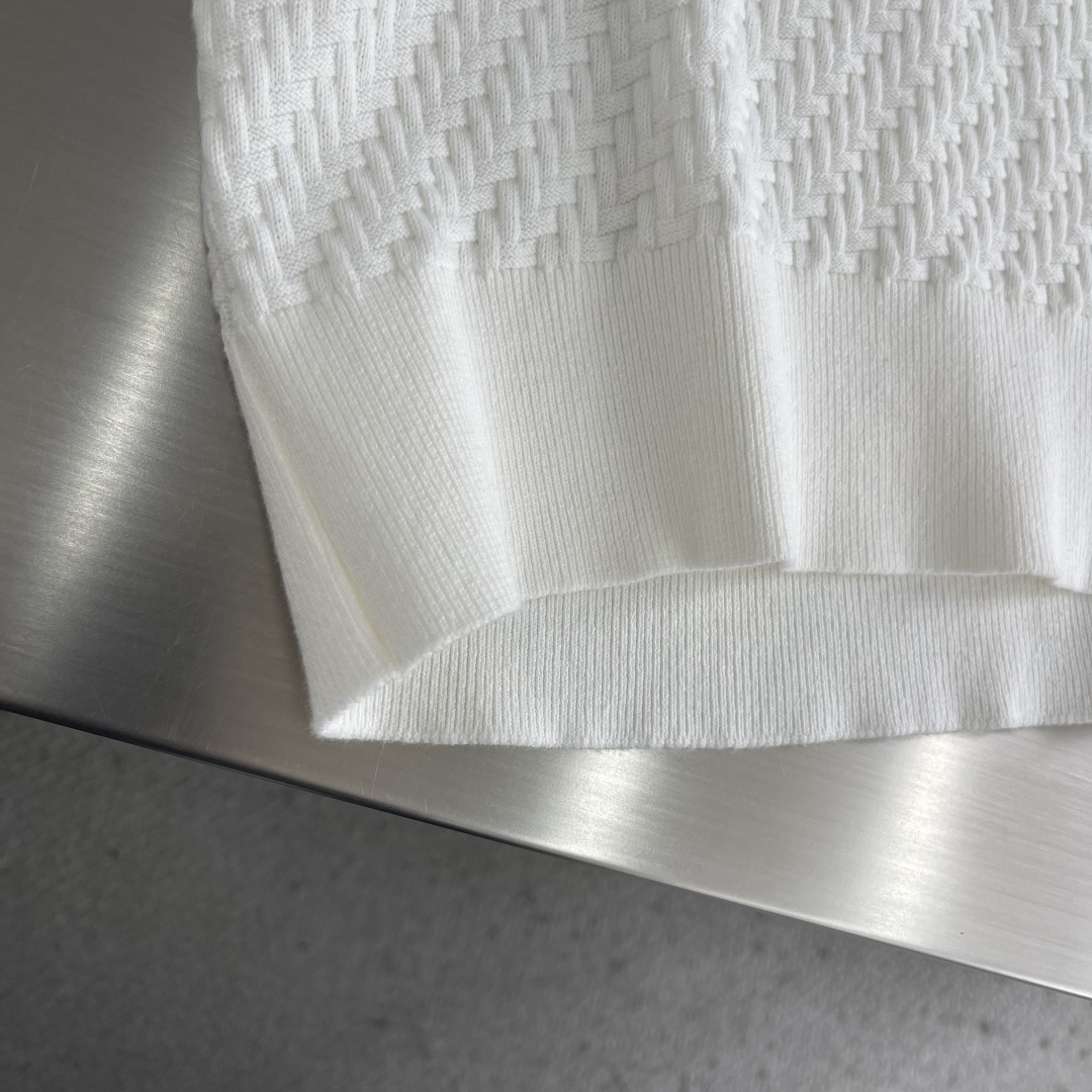 -Brioni     针织Polo衫 以菱形编织纹理构成主体，凹凸起伏的肌理如同微型浮雕，在光线下呈现