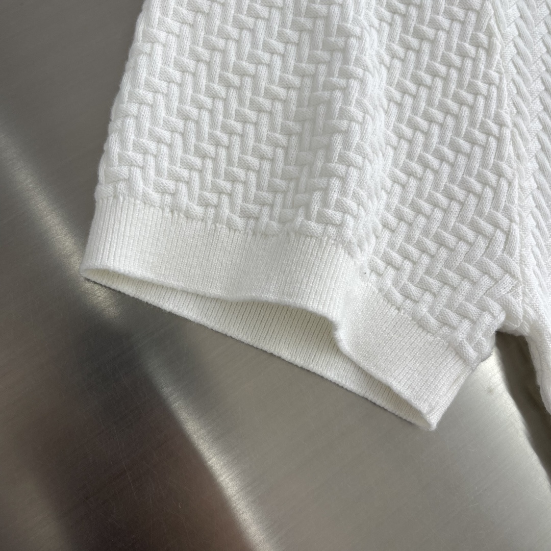-Brioni     针织Polo衫 以菱形编织纹理构成主体，凹凸起伏的肌理如同微型浮雕，在光线下呈现