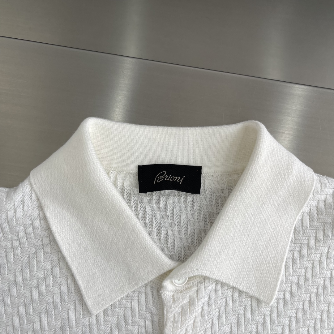 -Brioni     针织Polo衫 以菱形编织纹理构成主体，凹凸起伏的肌理如同微型浮雕，在光线下呈现