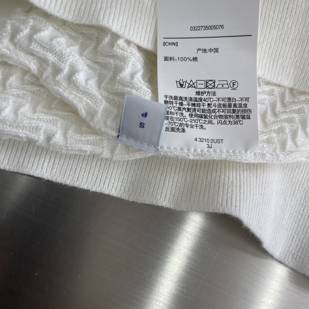-Brioni     针织Polo衫 以菱形编织纹理构成主体，凹凸起伏的肌理如同微型浮雕，在光线下呈现