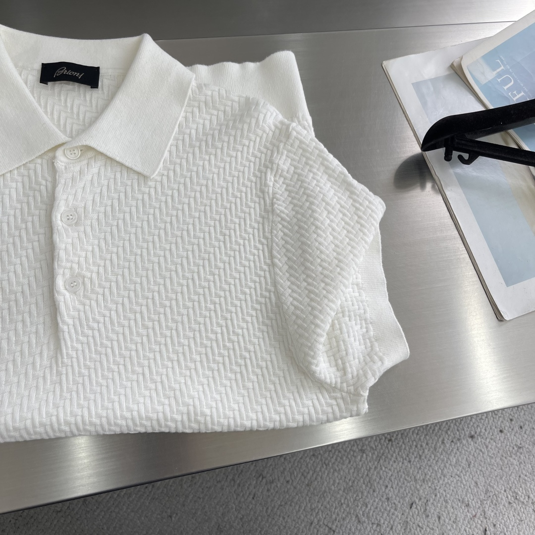-Brioni     针织Polo衫 以菱形编织纹理构成主体，凹凸起伏的肌理如同微型浮雕，在光线下呈现