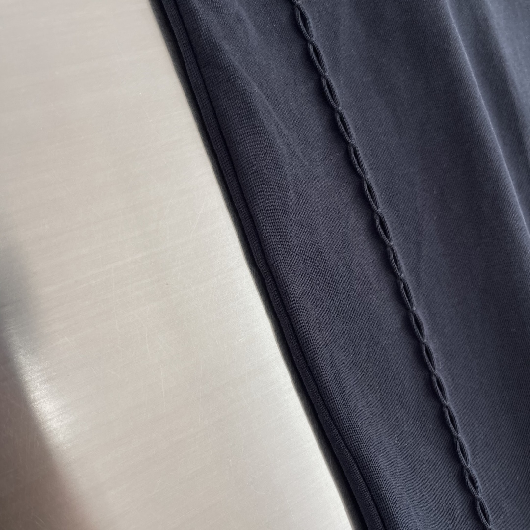 -JILSANDER    26夏款短袖，自带高级感buff！袖口章仔logo是点睛之笔，设计感走线藏着