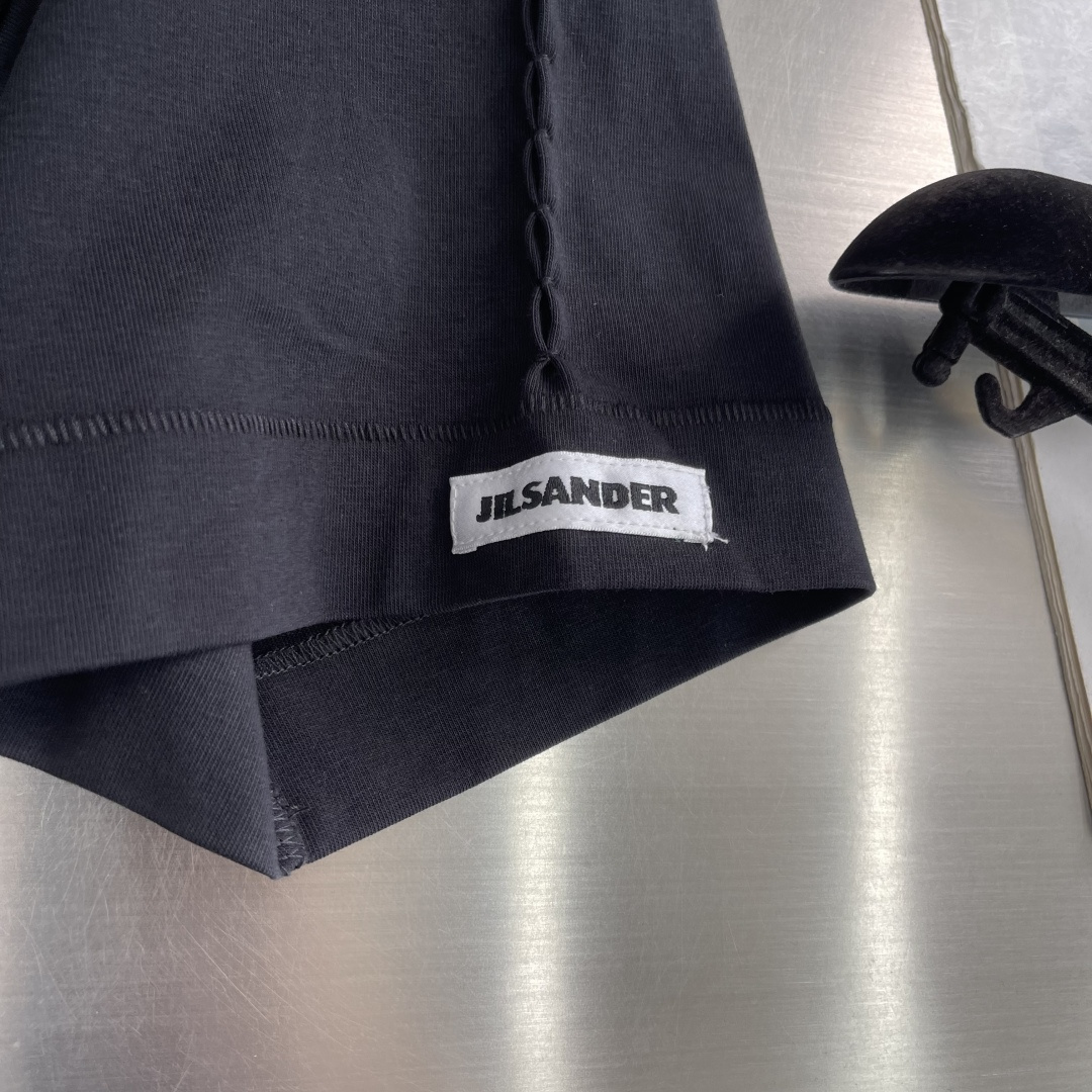 -JILSANDER    26夏款短袖，自带高级感buff！袖口章仔logo是点睛之笔，设计感走线藏着