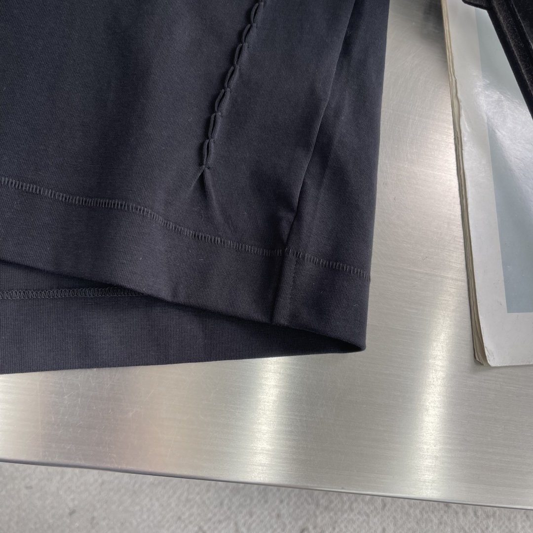 -JILSANDER    26夏款短袖，自带高级感buff！袖口章仔logo是点睛之笔，设计感走线藏着