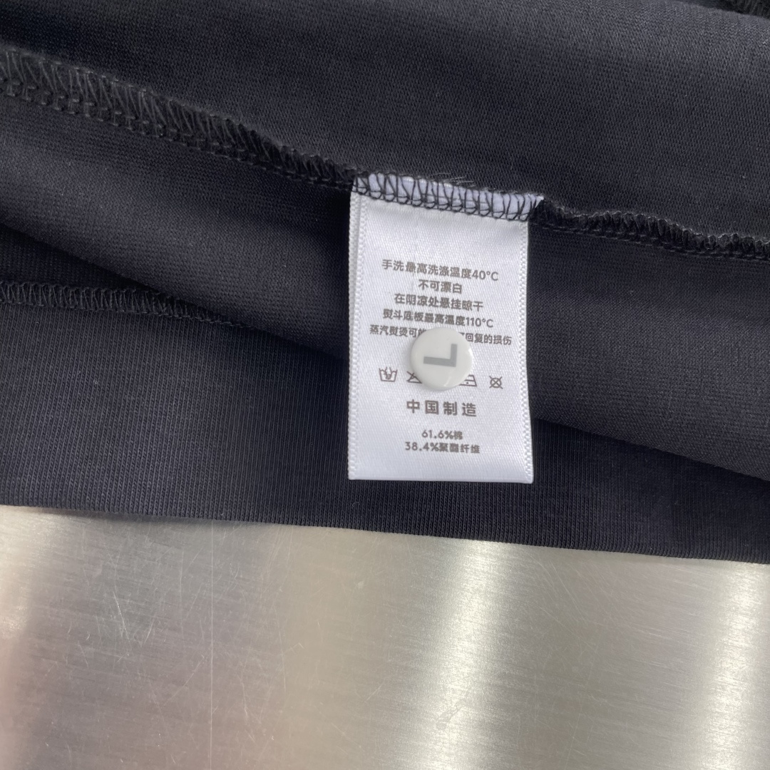 -JILSANDER    26夏款短袖，自带高级感buff！袖口章仔logo是点睛之笔，设计感走线藏着