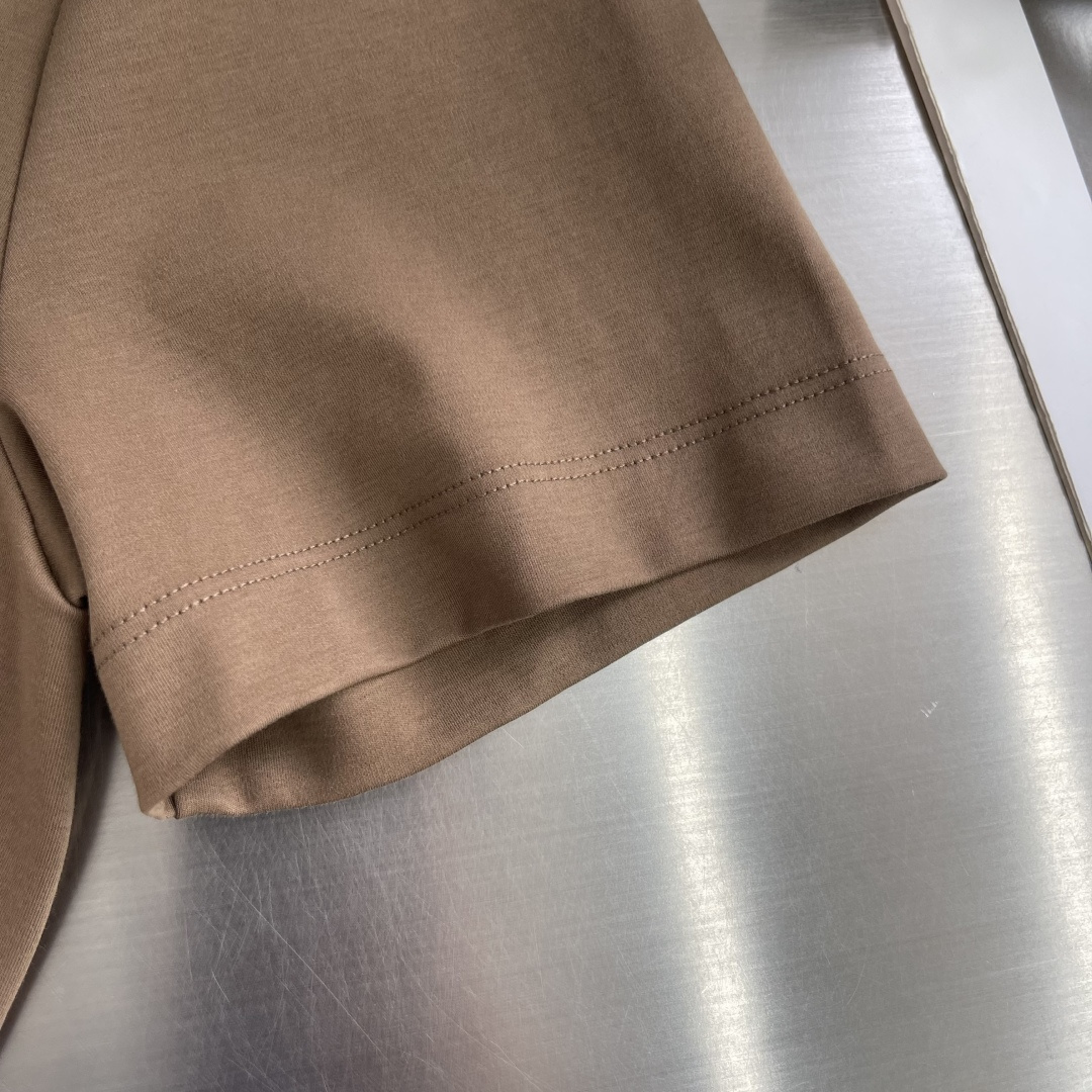 -Brioni     26ss春夏新款绣花细节圆领T恤夏日清凉新选择👕这款短袖，绝对是今夏衣橱的必备单