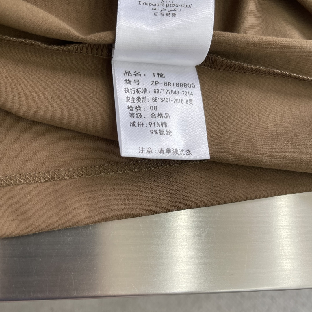 -Brioni     26ss春夏新款绣花细节圆领T恤夏日清凉新选择👕这款短袖，绝对是今夏衣橱的必备单