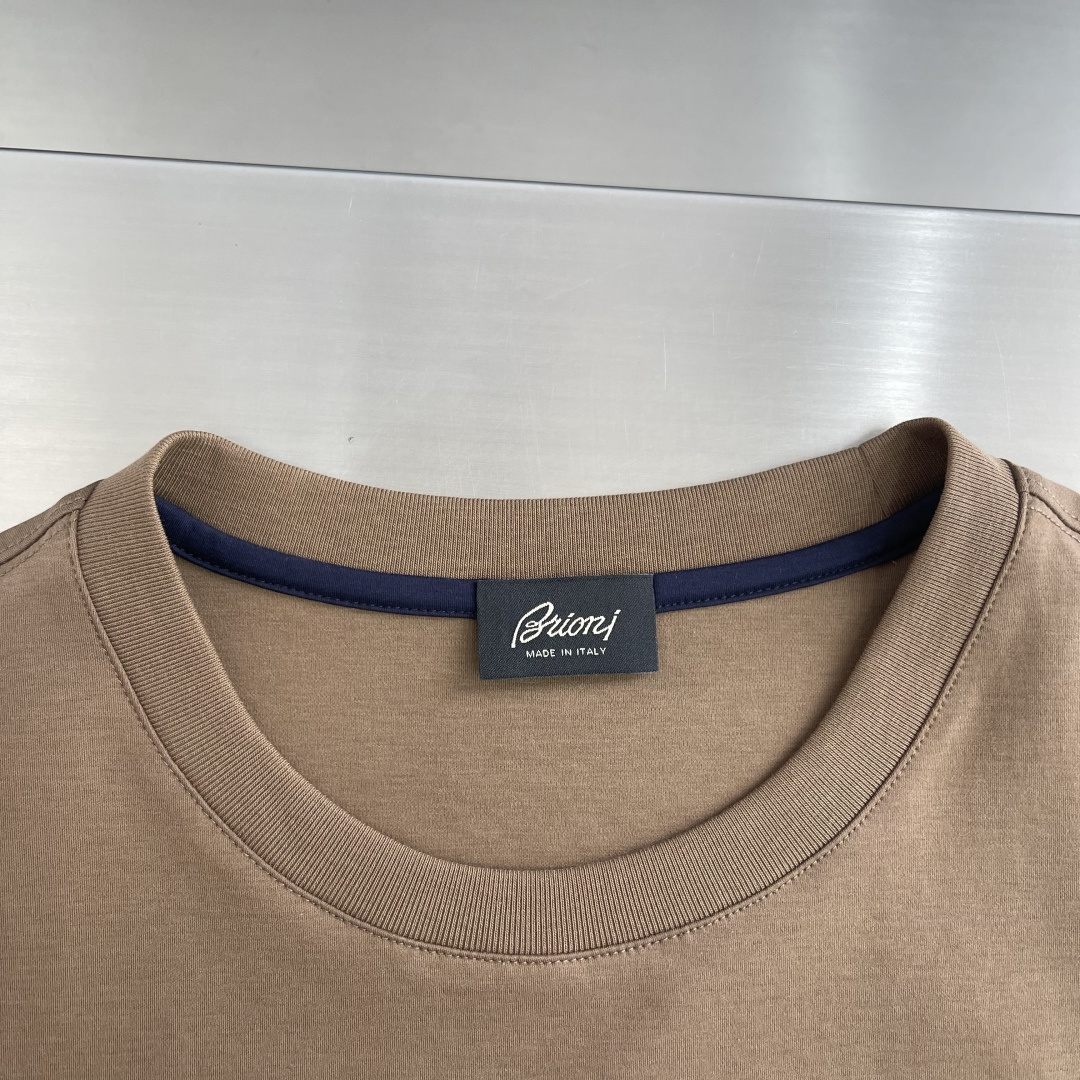 -Brioni     26ss春夏新款绣花细节圆领T恤夏日清凉新选择👕这款短袖，绝对是今夏衣橱的必备单