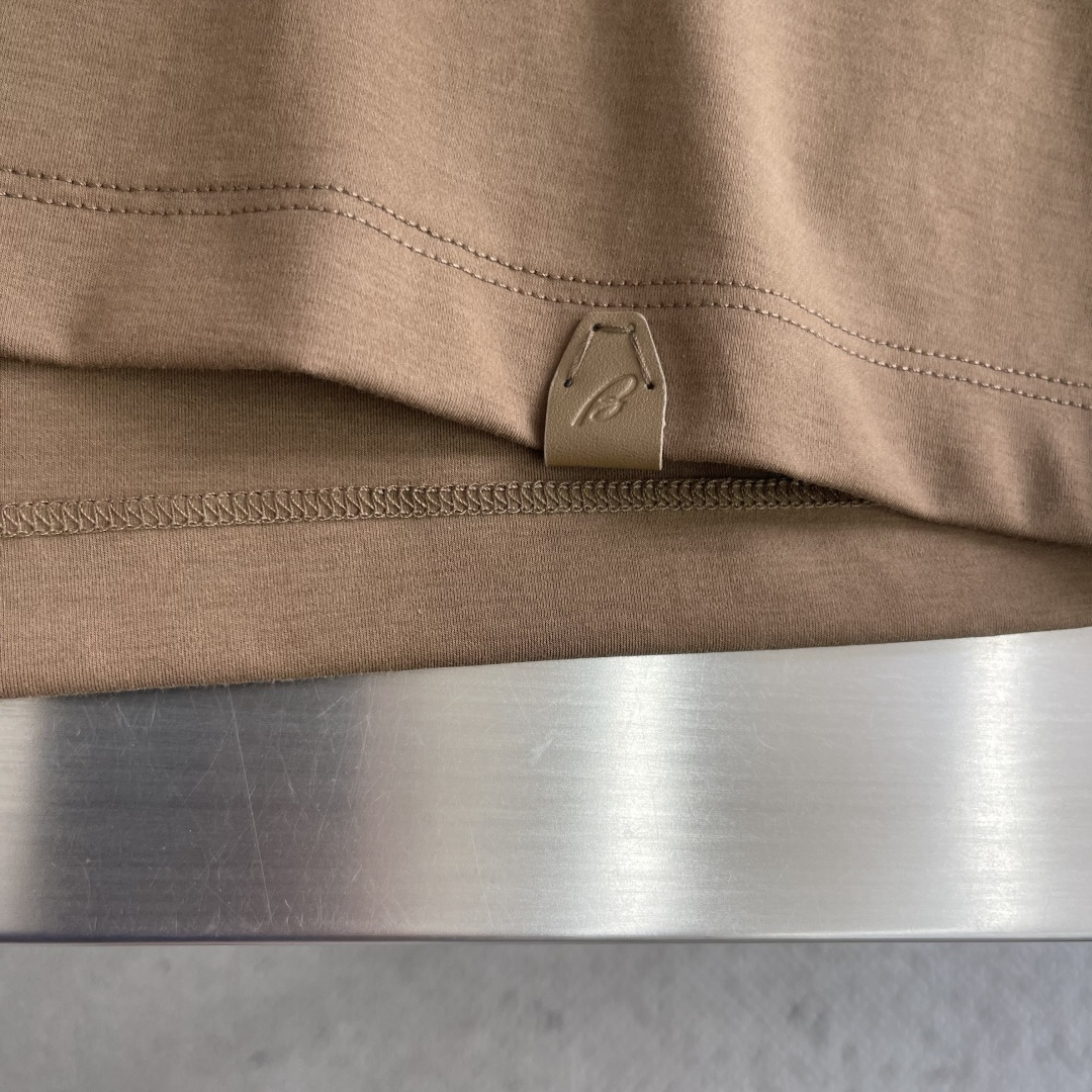 -Brioni     26ss春夏新款绣花细节圆领T恤夏日清凉新选择👕这款短袖，绝对是今夏衣橱的必备单