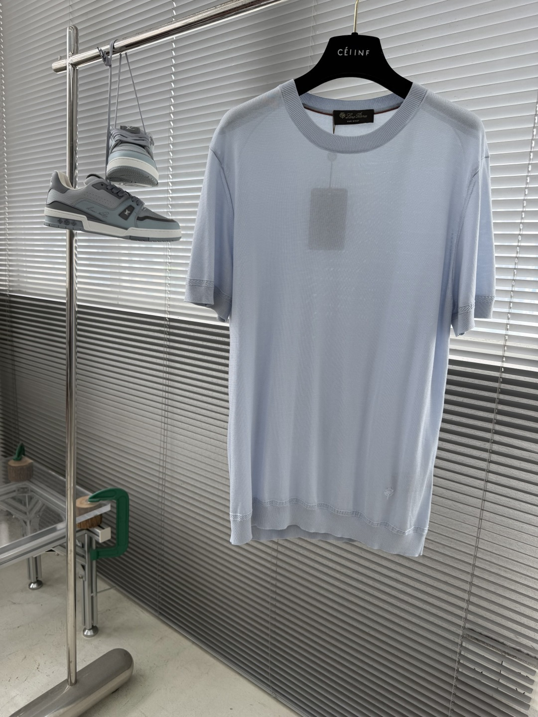 NO:872724,-Loro Piana 2026 new summer style men's mercerized knitted blended round neck short-sleeved knitted short-sleeved T-shirt. A high-end luxury and platinum-level classic basic sweater. The all-over design perfectly integrates Italian aesthetics and inherits the genes of the LP family. It takes a minimalist route, both solemn and harmonious, in line with modern urban aesthetics. The hem is decorated with the iconic brand logo, presented in exquisite embroidery, which enriches the overall vision and flaunts the identity!  The top-notch luxury mercerized fabrics supplied to customers from Italy have first-class fabric properties, extremely high fiber coefficient, light and elastic texture, extremely soft and delicate feel, excellent skin-friendliness, no thorny feeling, both comfort and breathability, and excellent warmth retention!  The details are excellent, the classic round neck design is quite elegant and fashionable, the color is light and versatile, suitable for various daily wear, the mix and match compatibility is extremely high, it can suit any occasion, business commuting or going out for leisure, the upper body has a strong elegant temperament, it is very good whether it is worn inside or alone, everyone has one!  Size 48 50 52 54 56 (M-3XL) Size data Size 48: Bust 108cm - Shoulder width 47cm - Clothing length 68cm - Sleeve length 25cm Size 50: Bust 112cm - Shoulder width 48cm - Clothing length 69cm - Sleeve length 26cm Size 52: Bust 116cm - Shoulder width 49cm - Clothing length 70cm - Sleeve length 27cm  Size 54: Bust cm - Shoulder width 50cm - Length 71cm - Sleeve length 28cm Size 56: Bust 124cm - Shoulder width 51cm - Length 72cm - Sleeve length 29cm, loro piana, loro piana, sweaters, T-shirt, tees, t-shirt,19860909-Loro Piana 2026夏季新款 男士丝光针织混纺圆领短袖针织短袖T恤.高端奢华且白金级的一款经典基础款毛衣,通体的设计完美融合意式美学,且传承了LP家族的基因,走极简主义的路线,亦庄亦谐,符合现代都市审美,下摆饰有标志性品牌标识,以精美刺绣体呈现,丰富了整体视觉,亦标榜了身份！客供意大利顶级奢华丝光面料,面料属性一流,纤维系数极高,质地轻盈且富有弹性,手感极其柔糯细腻,亲肤性极佳,无任何扎刺感,舒适度与透气性兼备,同时保暖性方面亦优越！细节方面非常出色,经典圆领设计,颇具优雅时髦,配色轻熟百搭,符合日常各种穿搭,混搭兼容空间极高,驾驭任何场合,商务通勤与出街休闲皆可,上身儒雅气质感极强,无论内搭还是单穿都非常出彩,人手一件！ 尺码48 50 52 54 56（M-3XL） 尺码数据 48码:胸围108cm-肩宽47cm-衣长68cm-袖长25cm 50码:胸围112cm-肩宽48cm-衣长69cm-袖长26cm 52码:胸围116cm-肩宽49cm-衣长70cm-袖长27cm 54码:胸围cm-肩宽50cm-衣长71cm-袖长28cm 56码:胸围124cm-肩宽51cm-衣长72cm-袖长29cm,,loro piana,loro piana,sweaters,T-shirt,tees，t-shirt,,Men's clothing