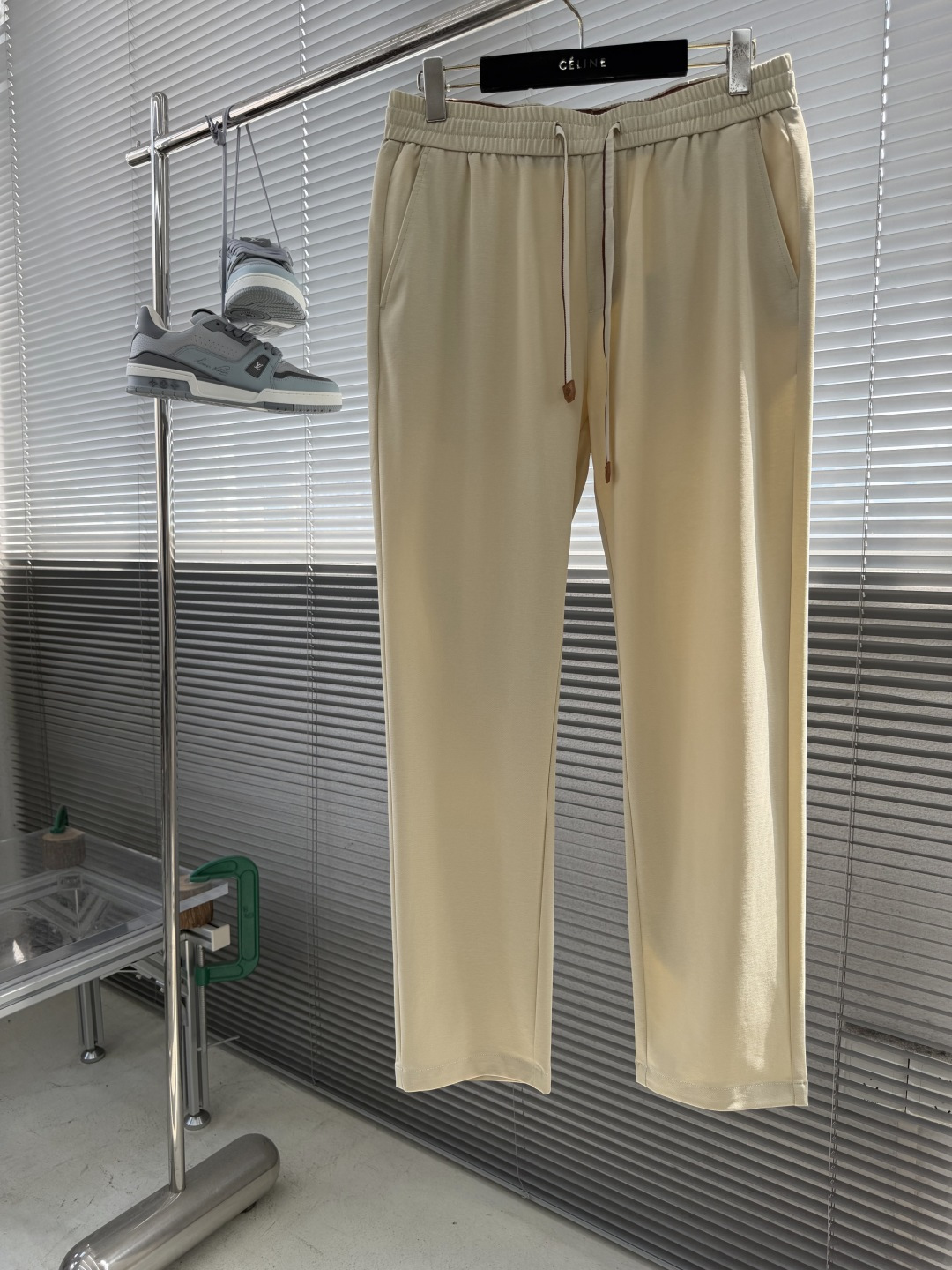 NO:870549,-Loro Piana Embroidered Elastic Waist Drawstring Casual Pants. The fabric texture is great. It is made of the brand's exclusive high-end natural fiber blended fabric. It has a delicate and silky touch and has drape strength. It is soft and skin-friendly and has a high-grade matte texture. It is anti-wrinkle and requires no care. It can be worn freely and without restraint in daily wear. It can easily create a lazy and elegant relaxed style.  The drawstring at the waistband is designed with a contrasting leather headband, and is embellished with the brand's iconic leather details. It forms a sharp contrast with the solid color pants body, which not only enhances the overall recognition, but also highlights the brand's craftsmanship and low-key luxury style in the details.  The side seam pockets and back pockets are designed with both practicality and aesthetics in mind. The side seam pockets are convenient for daily storage of small items. The embroidered brand logo on the back pocket is low-key and exquisite, and the stitching is neat and delicate, making the pants more layered and brand recognizable, combining practicality and style. Sizes 48-56 (M-3XL),, loro piana,19860909-Loro Piana 刺绣松紧腰抽绳休闲裤 面料质感超棒,采用品牌专属的高端天然纤维混纺面料,触感细腻丝滑又兼具垂坠韧性,软糯亲肤的同时自带高级哑光质感,抗皱免打理,日常穿着自在无束缚,轻松打造出慵懒又显贵的松弛型格. 腰头处的抽绳采用撞色皮革饰头设计,搭配品牌标志性的皮质细节点缀,与纯色裤身形成鲜明的质感对比,既提升了整体辨识度,又在细节处彰显出品牌的匠心工艺与低调奢华的格调. 侧缝口袋与后袋的设计兼顾实用性与美观度,侧缝口袋方便日常放置随身小物,后袋的刺绣品牌标识低调又精致,走线工整细腻,让裤身更具层次感与品牌辨识度,实用与格调兼备. 尺码48-56（M-3XL）,,loro piana,,Men's clothing