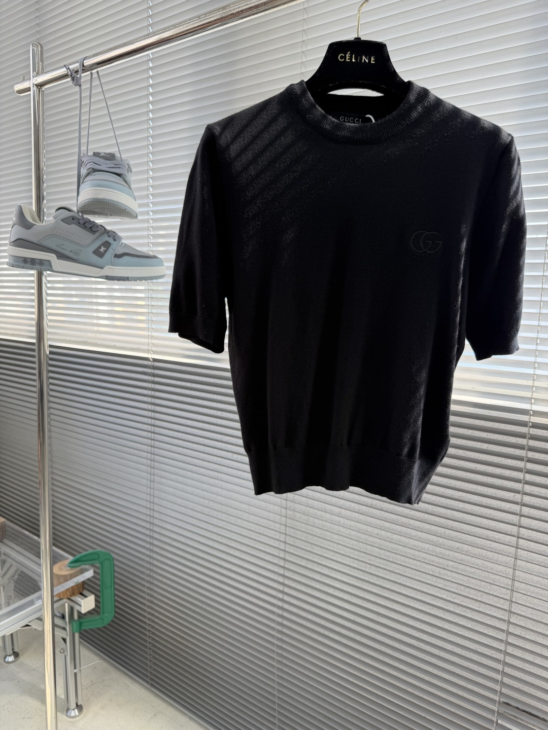 NO:872671,-GUCC Double G embroidered sweater is made of 40 wool, 60 cotton. The embroidery uses a 3' three-dimensional embroidery logo, and the chest is embellished with Double G embroidery. Ready-to-wear washing - fixed version - to remove wool impurities. The 2026 spring and summer series is newly launched. This single product is inspired by 'La  Famiglia' series 'Incazzata' style. This series interprets the brand's design elements with distinctive personality and aesthetic attitude. This top is carefully made of wool knitted fabric and embellished with Double G embroidery. Size S M L19860909-GUCC 双G刺绣针织衫 采用40羊毛,60绵. 刺绣采用3'的立体刺绣标识,胸口以双G刺绣做为点缀. 成衣洗水-固定版型-去除羊毛杂质. 2026春夏系列全新上市.这款单品灵感源自《La Famiglia》系列'Incazzata'造型.该系列以鲜明个性与美学态度诠释品牌设计元素.这款上衣以羊毛针织面料精心打造,缀饰双G刺绣. 码数S M L XL 胸围889296100 衣长50525456 肩宽36373839,,gucci,,Men's clothing