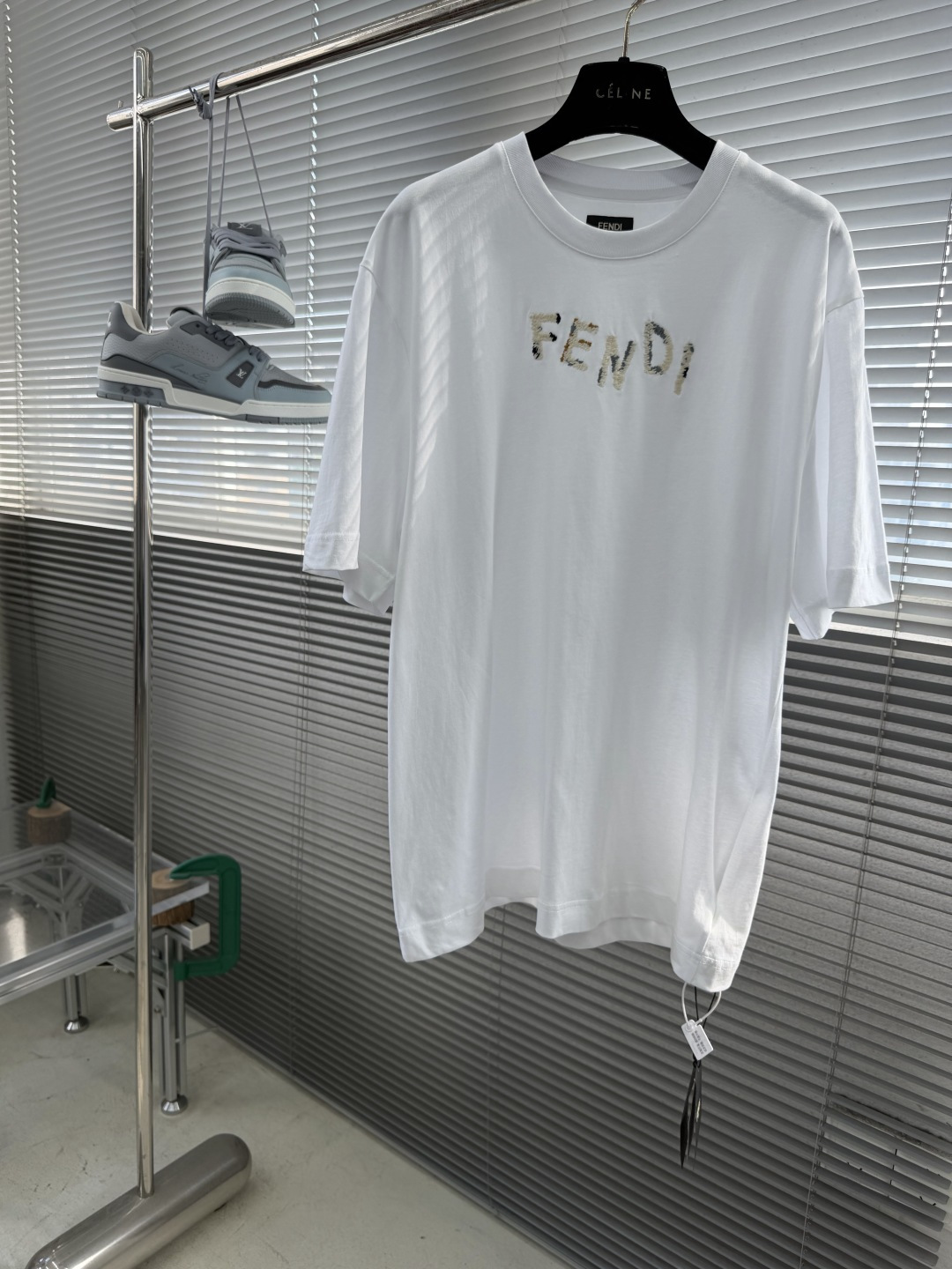 NO:872746,-FEND colorful thread letter embroidery logo short-sleeve, made of 21 single-sided cotton yarn. The thread is made of 1*1 Solona. The embroidery is made of colored cotton thread with 3D three-dimensional embroidery process. The chest is embellished with brand letters, and the whole stitch is counted as 1 stitch. Slim fit short-sleeved round neck T-shirt. Made of white cotton. The chest is decorated with the same color embroidered FEND* words, with contrasting yarn details. Size S M L XL Bust  108112116 Length 70727476 Shoulder width 48495051,,fendi,T-shirt,tees,t-shirt,19860909-FEND 彩线字母刺绣标识短袖 采用21支单面绵纱. 螺纹采用1*1索罗娜. 刺绣采用彩色棉线做以3D立体刺绣工艺,胸口以品牌字母为点缀,整针算为1针. 修身版型短袖圆领T恤.白色纯棉材质.胸前饰有同色系刺绣FEND*字样,搭配撞色纱线细节. 码数S M L XL 胸围 108112116 衣长70727476 肩宽48495051,,fendi,T-shirt,tees，t-shirt,,Men's clothing
