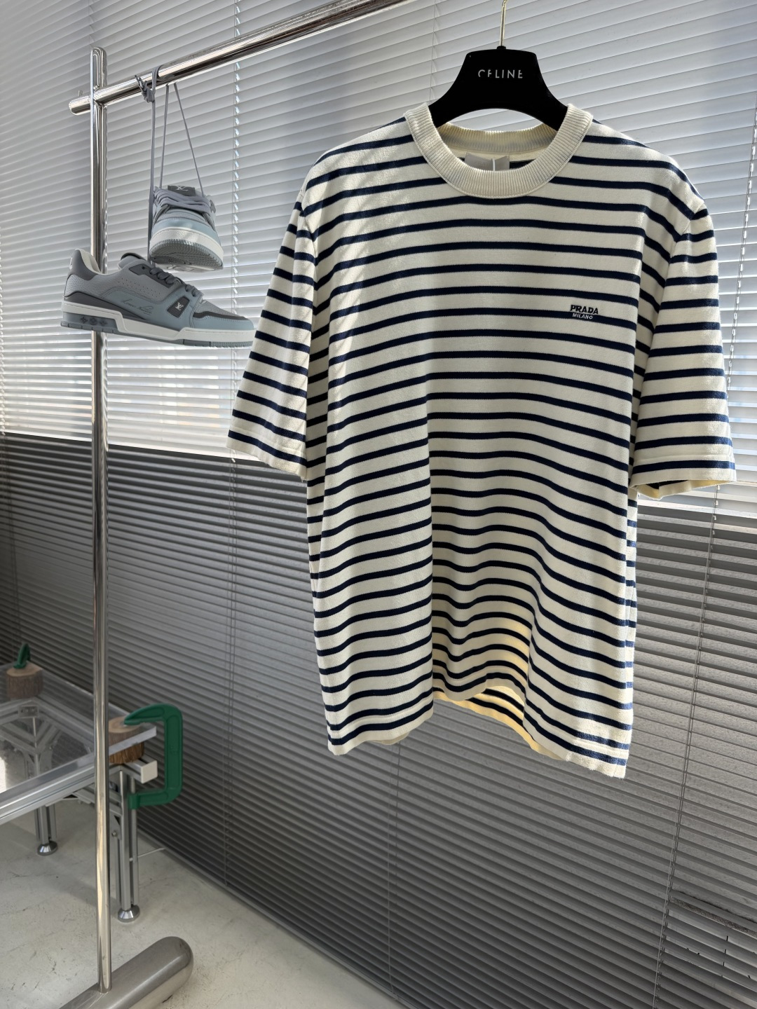 NO:872737,-PRAD striped small embroidered logo sweater is made of 30 wool, 60 wool, and 10 nylon. The embroidery is 3D three-dimensional embroidery, and the chest is embellished with brand letters. The total number of stitches is 1800. The ready-made garments are washed to remove wool impurities, fix the color, fix the pattern, and add hand feel.  This T-shirt made of cotton wool material shows the softness and romance of summer elegance. This fresh and light item features a soft silhouette and short sleeves, and is embellished with the brand's embroidered logo. Size S M L19860909-PRAD 条纹小标刺标识针织衫 采用30羊毛,60羊毛,10锦纶. 刺绣采用3D立体刺绣,胸口以品牌字母刺绣为点缀.整针数为1800针. 成衣洗水,去除羊毛杂质,固色,固定版型,添加手感. 这款采用棉羊毛材质面料制成的T恤,尽显夏日优雅的柔美与浪漫.这款清新轻盈的单品以柔和的廓形和短袖为特色,并点缀品牌刺绣标识. 码数S M L XL 胸围 108112116 衣长66687072 肩宽42434445,,prada,T-shirt,tees，t-shirt,,Men's clothing