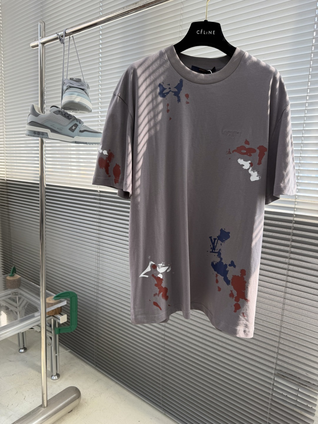 NO:872727,-Donkey brand printed embroidered logo short sleeves are made of 32-count double yarn combed cotton. The thread is made of 1*1 matching Salona. The printing is made of artificial glue and is decorated with splash-ink design style. The embroidery uses 3D three-dimensional embroidery technology and is decorated with brand logo letters.  This summer T-shirt in lightweight cotton jersey is embellished with the 1VArty graphic. The print resembles hand-painted strokes, subtly integrating the Monogram logo between bright color blocks and spots. Tonal embroidery on the chest and a woven rear label also add logo details. The soft knitted body has a vintage distressed texture, adding a casual tone to the seasonal look. Size S M L XL Bust 110 114 118 122 Length 72747678  Shoulder width 50515253,,louis vuitton,T-shirt,tees,t-shirt,19860909-驴牌 印花刺绣标识短袖 采用32支双纱精梳棉. 螺纹采用1*1配套索罗纳. 印花采用人工胶浆印花,以泼墨式设计风格做为点缀. 刺绣采用3D立体刺绣工艺,以品牌标识字母做为点缀. 本款轻盈棉质针织夏日T恤缀饰1VArty图案.印花仿如手绘笔触,于明快色块与斑点间巧妙融入Monogram标识.胸前同色调刺绣与后部梭织标签亦添标识细节.柔软针织衣身自带复古做旧质感,为应季造型添注随性格调. 码数S M L XL 胸围 110 114 118 122 衣长72747678 肩宽50515253,,louis vuitton,T-shirt,tees，t-shirt,,Men's clothing