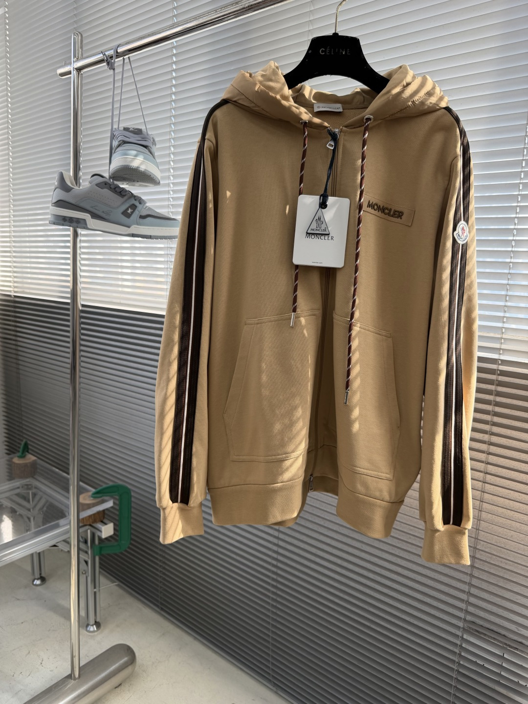 NO:870527,Top -mon letter embroidered hooded zipper sweatshirt is made of high-weight combed cotton heavyweight terry fabric, using high-quality knitting and weaving technology. The surface of the fabric is smooth and delicate, and the inside is a uniform and dense terry texture. The high-weight structure gives the body an excellent drape feeling. The upper body has a neat and stylish shape. The terry structure is hollow and breathable, has strong air circulation, is dry and not stuffy, and has good warmth retention, taking into account comfort and practicality.  After multiple processes of pre-shrinking, sanding, and color fixation, it is not easy to shrink, fade, or pill. It can maintain the shape and color after repeated washing, and has full durability.  Customized thickened canvas webbing of the same color is used as the backing, and then passed through Tajima precision computer embroidery machine, using high-twist embroidery thread of the same color for multi-layer stacked embroidery. The stitches are dense and even, the outline of the letters is full and three-dimensional, and the embroidery surface is solid and not loose. The edges of the embroidery stamp are overlocked to prevent the thread from warping and keep it looking like new for a long time.  The shoulder sleeves on both sides run through the three-color classic contrasting webbing. It is made of high-density polyester knitting and the three contrasting colors are integrated into one piece. The webbing has a tight texture, moderate elasticity and is not tight. It is then flat and spliced with the body through seamless overlock sewing technology. The wiring is neat and not easy to crack and fall off. It has a retro sporty sense of luxury, rich visual layers, and the upper body is more neat.  Made of contrasting color woven drawstrings with metal laser-engraved rope ends, the surface is polished and electroplated, with a fine texture, smooth pulling and not easy to fall off, and exquisite details. Custom-made metal two-way zipper with pattern logo engraved on the zipper head, smooth and smooth pulling without jamming. The double-open design is easy to put on and take off, taking into account the opening and closing shape. The cuffs and hem are made of high-elastic rib knitting, which has stable rebound and is not easy to loosen. Size: SM LXL Size Bust Shoulder Width S  68.5 116 46 M 70 47 L71.5 124 48 XL 73128 49,,hoodie,sweatshirts,hats,19860909上衣 -mon 字母绣章连帽拉链卫衣 甄选高克重精梳棉重磅毛圈布,采用高品质针织织造工艺,面料表面平整细腻,内里为均匀密实的毛圈肌理.高克重结构赋予衣身优秀垂坠感,上身版型利落有型,毛圈结构中空透气,空气流通性强,干爽不闷,同时具备良好保暖性,兼顾舒适与实穿性. 经过预缩、磨毛、固色多重工艺处理,不易缩水、不易褪色、不易起球,反复洗涤依旧保持版型与色泽,耐穿度拉满. 定制同色系加厚帆布织带作为底衬,再通过田岛精密电脑绣花机,选用高捻度同色系绣线多层堆叠刺绣,针脚密集均匀,字母轮廓饱满立体,绣面扎实不松散.绣章边缘做锁边处理,不易脱线翘边,保持长久使用如新. 两侧肩袖贯穿三色经典撞色织带,采用高密涤纶针织织造,三色撞色一体成型,织带肌理紧实,弹力适中不紧绷.再通过无痕包缝车缝工艺,与衣身平整拼接,走线工整,不易开裂脱线,自带复古运动高级感,视觉层次丰富,上身更显利落. 选用撞色编织抽绳,搭配金属激光刻字绳头,表面做抛光电镀处理,质感细腻,抽拉顺滑不易脱落,细节精致考究 定制专属金属双向拉链,拉链头刻有图案标识,拉合顺滑不卡顿,双开设计穿脱便捷,兼顾开合造型. 袖口、下摆采用高弹罗纹针织,回弹稳定不易松垮. 码数:SM LXL 尺码衣长胸围肩宽 S 68.5 116 46  M 70 47 L71.5 124 48 XL 73128 49,,hoodie,sweatshirts,hats,,Men's clothing