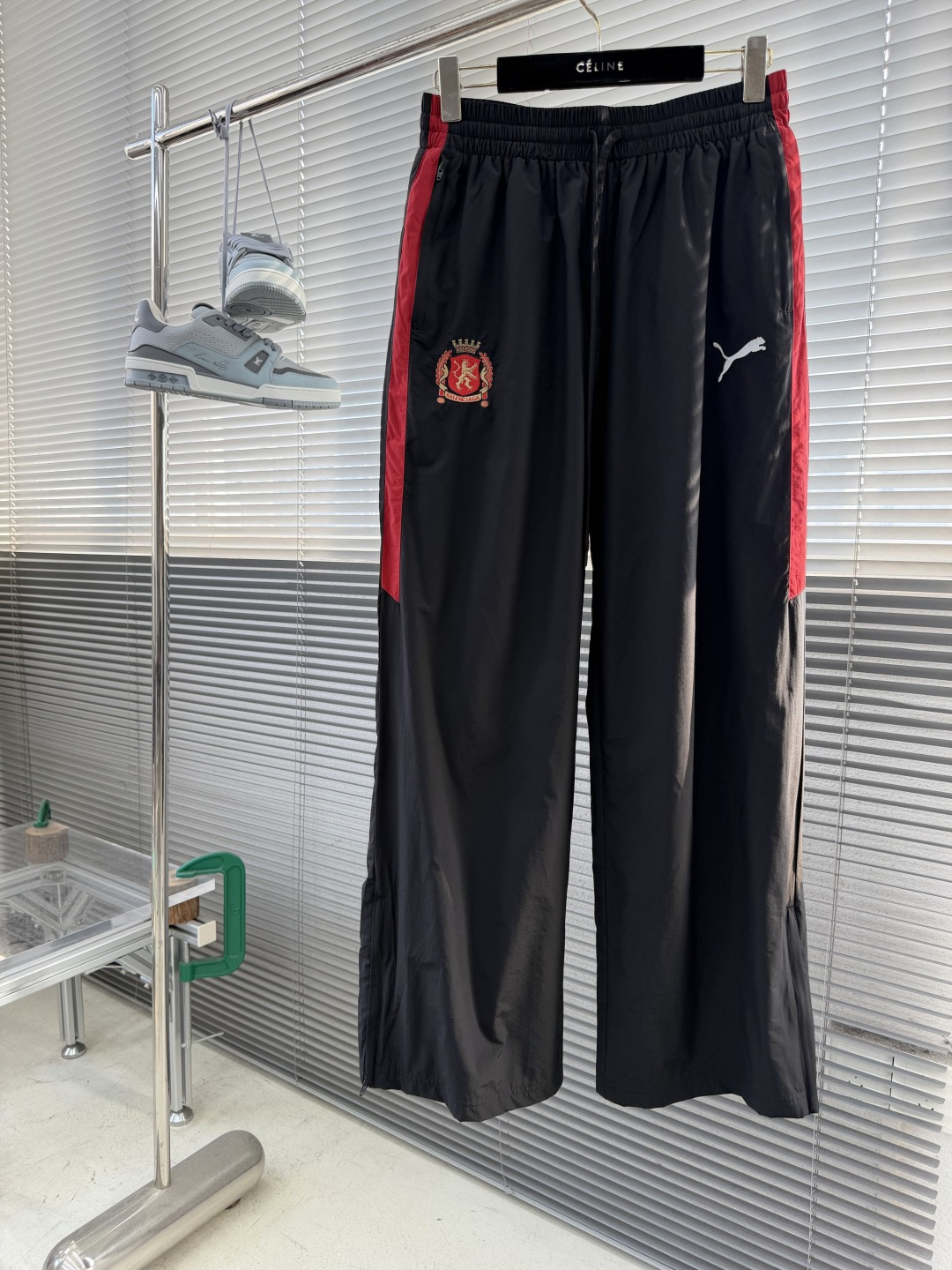 NO:870504,Pants and tops -Balenciag x PUMA series Zipper side pockets with worn effect Loose fit Casual pants Black Size S.M.L Pants length 109 111 Waist 74 78 82 Arm 120 124 128,,balenciaga,19860909长裤 上衣 -Balenciag x PUMA系列 拉链侧袋磨损效果 宽松版型 休闲裤 黑色 码数S.M.L 裤长109 111  腰围 74 78 82 臂围120 124 128,,balenciaga,,Men's clothing