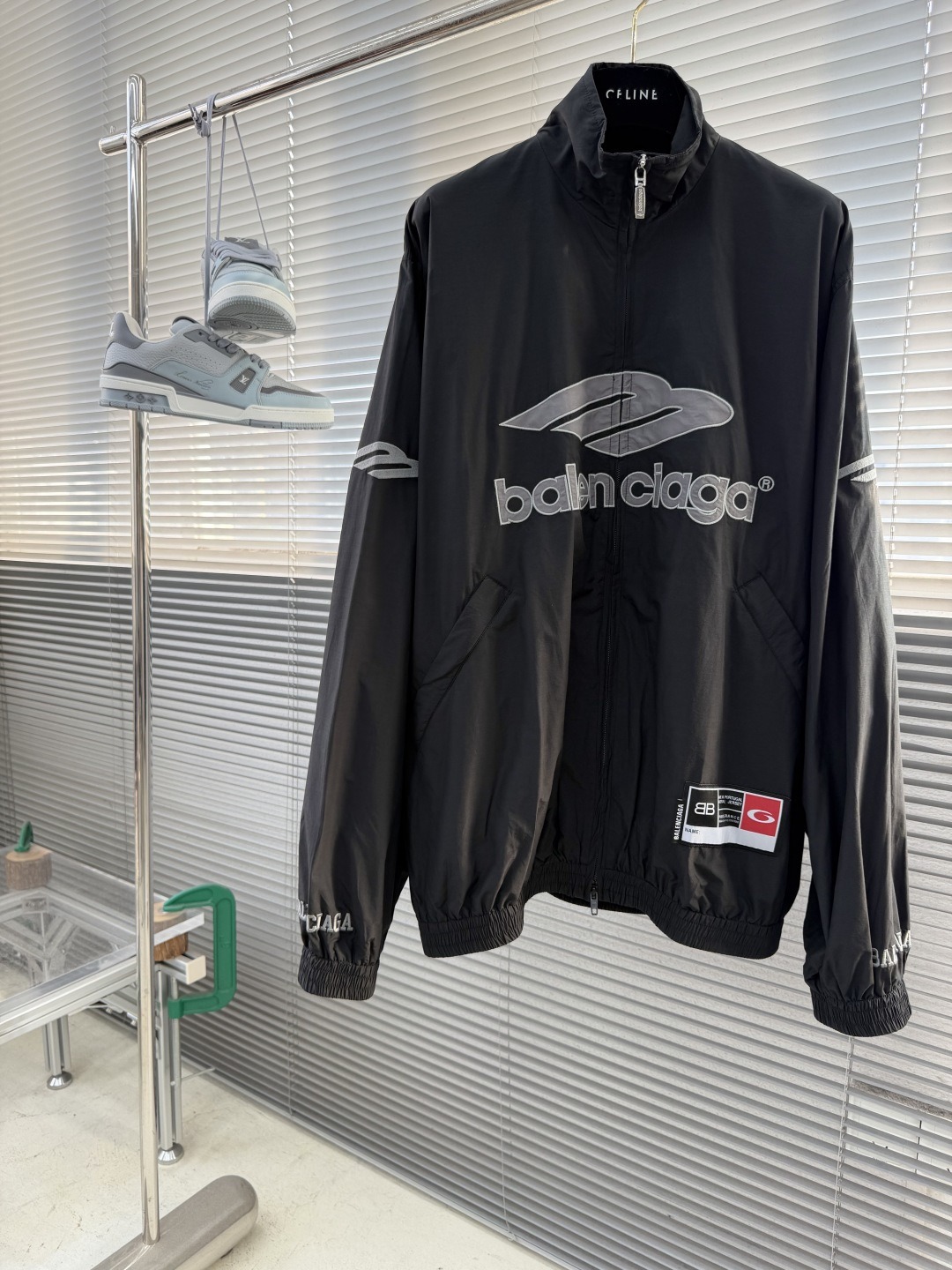NO:872720,-Balenciag3B Football Series Zippered Jacket | Low-key cool, full of street-level sense. Silver 3B Sports Icon embroidery + 'balenciag*' words on the front, highly recognizable, low-key and self-branded. The cuffs and hem closing design, with sleeve stripes and back labels, perfectly integrate retro sports style and high street trend. Lightweight windproof fabric, suitable for early spring/season change, seamless switching between commuting, going out, and sports scenes.  Pair it with a basic T-shirt + overalls or jeans to easily create a 'relaxed' street look; wear a hooded sweatshirt underneath to instantly add layering. The all-black background + silver reflective elements are versatile and durable, making it a trendy item that can be worn for years. This jacket is a 'street art' that combines American football sports aesthetics with Balenciaga's pioneering design. Size 3XS 2XS XS Length 767880 Bust 162  166 170 Sleeve length 717273 Shoulder width 495153,,balenciaga,balenciaga,hoodie,sweatshirts,jeans,jackets & coats,tees,t-shirt,hats,19860909-Balenciag3B Football系列拉链夹克 | 低调酷感,街头高级感拉满 正面银色3B Sports Icon刺绣+“balenciag*”字样,辨识度极高,低调中自带品牌气场. 袖口、下摆收口设计,搭配袖身条纹与后背标签,复古运动风与高街潮流完美融合. 轻薄防风面料,适合早春/换季穿搭,通勤、出街、运动场景无缝切换. 搭配基础款T恤+工装裤或牛仔裤,轻松打造“松弛感”街头造型；内搭连帽卫衣,层次感瞬间拉满. 全黑底色+银色反光元素,百搭耐看,是能穿好几年的潮流单品. 这件夹克,是把美式足球运动美学和巴黎世家的先锋设计,穿在身上的“街头艺术品” 码数3XS 2XS XS 衣长767880 胸围 162 166 170 袖长717273 肩宽495153,,balenciaga,balenciaga,hoodie,sweatshirts,jeans,jackets & coats,tees，t-shirt,hats,,Men's clothing