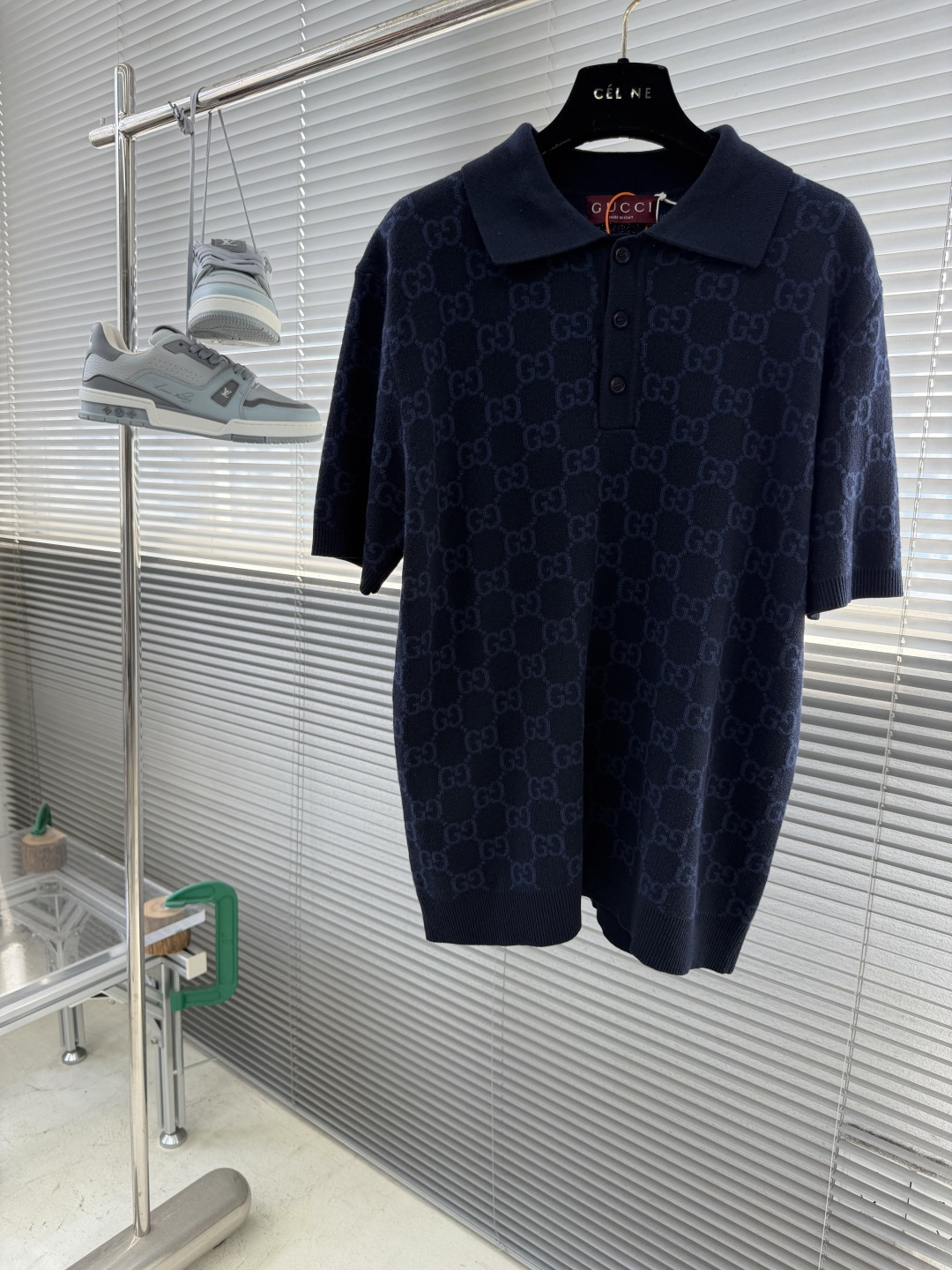 NO:870542,-GUCC jacquard all-over printed short-sleeved sweater, custom-woven double G gilded soft silk cotton knit, soft and smooth, skin-friendly and breathable, foggy obsidian dark blue, restrained, deep and not exaggerated. The flow of light and shadow reveals a century-old retro classic Tibetan luxury charm. The double G is intertwined and spread throughout the whole area. The silky soft light is dyed with retro dark patterns. Complex and orderly, luxurious and low-key. The Italian style of luxury and elegance is laid out with handed down emblems.  Every square inch shows the immortal aristocratic style. It is made of jacquard tissue imported from Germany. The arrangement and interweaving of yarns are precisely controlled. The GG monogram pattern is carefully woven on the loom. The fabric is more vivid and three-dimensional. Three-dimensional seams are used. It uses specific sewing methods at the seams to make the clothes more three-dimensional and fit the body. The workmanship is cumbersome and complex. The garments are washed with soft and odor-removing technology. The clothes are deeply cleaned and deodorized through professional washing equipment and specific detergents.  Improve the feel and appearance of clothing Size S M L19860909-GUCC 提花满印短袖毛衣 定织双G鎏柔丝棉针织 软糯垂顺 亲肤透气 雾感曜石深蓝 内敛深邃不浮夸 光影流转间尽释百年复古典藏奢韵 满幅双G全域交织蔓延 丝润柔光晕染复古暗纹 繁而有序 奢而低调 以传世徽序铺陈意式顶奢雅韵 方寸之间尽显不朽贵族格调 德国进口机提花组织而成 精确地控制纱线的排列和交织方式 在织机上精心交织GG字母交织图案镶饰 织物更加生动立体 采用接缝立体缝线 它通过在接缝处使用特定的缝纫方法 使衣物呈现出更加立体和贴合身体的效果 做工繁琐复杂 成衣洗水加软去味工艺 通过专业的洗涤设备和特定的洗涤剂 对衣物进行深度清洁和去味处理 改善衣物的手感和外观 尺码 S M L XL 胸围 102 106 110 114 衣长63656769 肩宽41434547,,gucci,sweaters,T-shirt,,Men's clothing