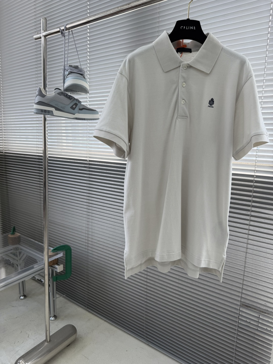 NO:870534,-PRAD logo embroidered Polo shirt, custom-made cloud piqué cotton fabric, delicate and soft, comfortable and skin-friendly, restrained and warm light sand color, showing restrained and high-end Italian elegance. An exquisite embroidered logo is quietly embroidered on the chest. It is a low-key footnote and a statement of personality. Find an elegant balance between restraint and restraint and avant-garde edge. In the silent place, Prad's most elegant and harmonious power is engraved. Imported machine embroidery technology is used.  Use advanced computer control systems and precision mechanical components to achieve Prad* embroidery operations with high precision. The lines are smooth and delicate. The fabrics have been fermented and washed for better hand feel. Not easy to deform, not easy to shrink, not easy to fade, and maintain long-term beauty. Size S M L  Shoulder width 47495153,,prada,19860909-PRAD 徽标刺绣Polo衫 定制云境珠地棉织料 细腻软糯 舒适亲肤 克制而温润的浅沙色 尽显内敛高级的意式奢雅 一枚精致刺绣徽标 静缀于胸口方寸 它是低调的注脚 亦是个性的宣言 在克制内敛与先锋锋芒间寻得优雅平衡 于无声处 镌刻Prad*优雅的和谐力量 采用进口机刺绣工艺 使用先进的计算机控制系统和精密的机械部件 实现Prad*刺绣作业 精度高 线条流畅而细腻 面料都经过酵洗 手感质感更佳 不易变形 不易缩水 不易褪色 保持长久的美观 尺码 S M L XL 衣长76.5 78 79.5 81 胸围 110 114 118 122 肩宽47495153,,prada,,Men's clothing